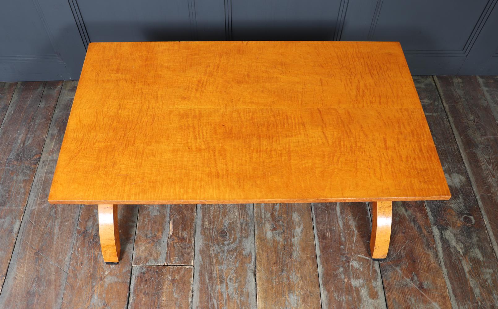 Milieu du XXe siècle Table basse art déco en sycomore et bouleau de Carélie