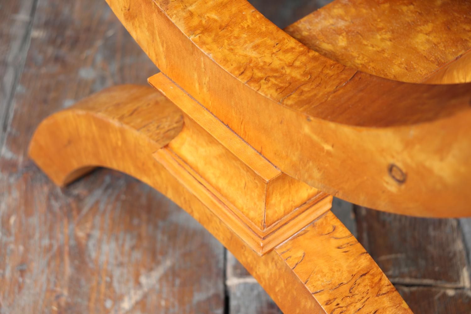 Table basse art déco en sycomore et bouleau de Carélie 1