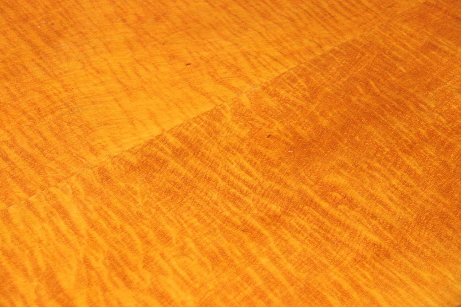 Table basse art déco en sycomore et bouleau de Carélie 2