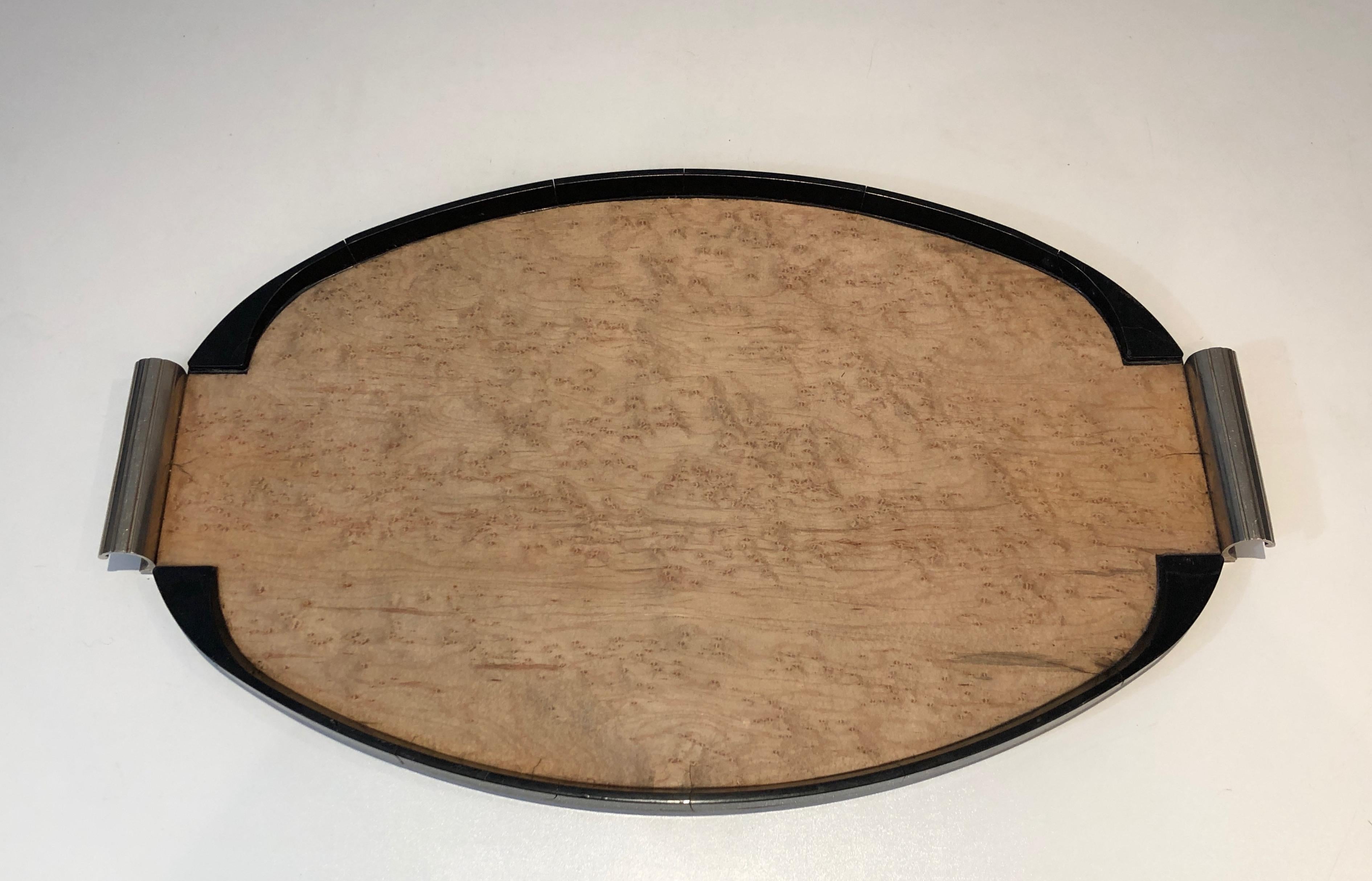 Dieses Art-Déco-Tablett ist aus Ahorn, ebonisiertem Holz und Chrom gefertigt. Das Holz ist leicht rissig. Dies ist ein französisches Werk. Um 1930