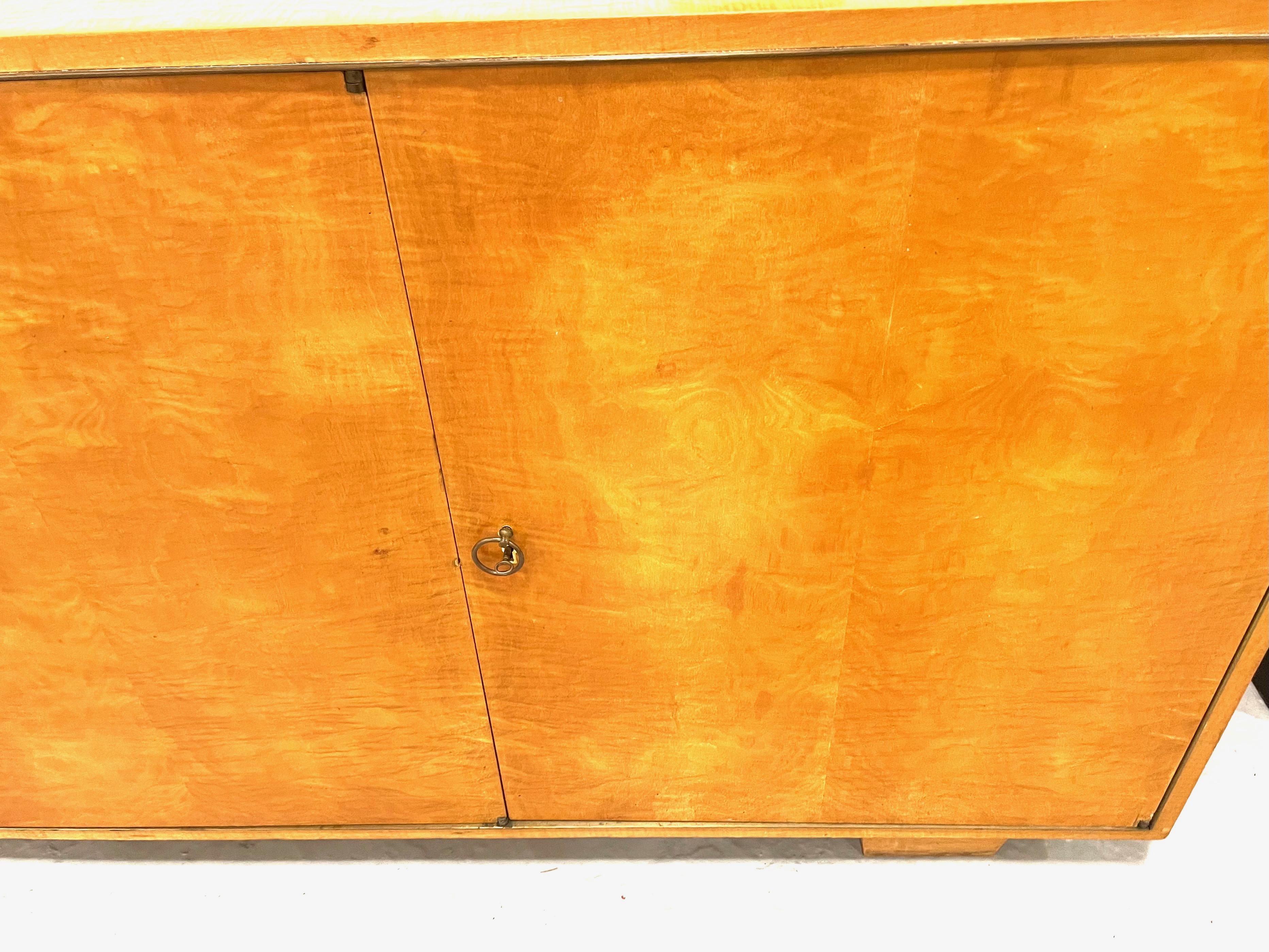Sycomore-Sideboard im Art déco-Stil mit mehreren Schubladen, De Coene-Belgium zugeschrieben im Angebot 1