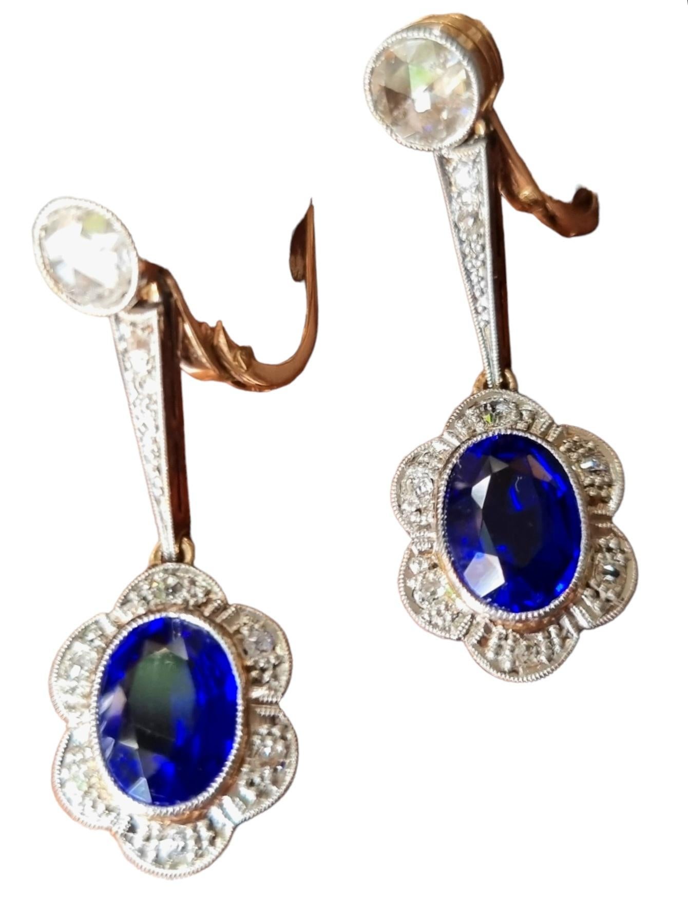 Boucles d'oreilles Art déco en platine avec saphir bleu synthétique et diamants en vente