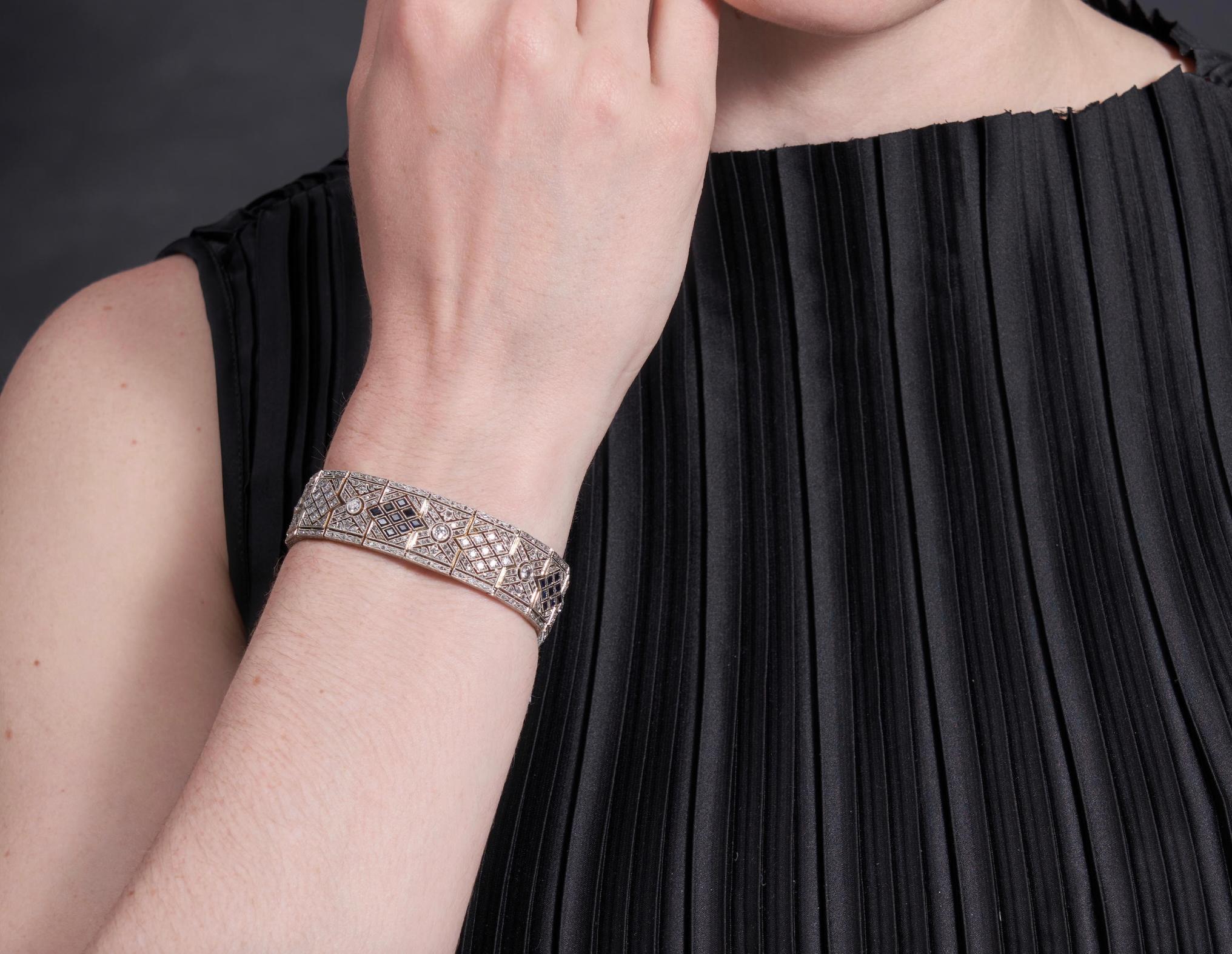 Pulsera Art Decó de Zafiro Sintético y Diamantes

Engastada con diamantes europeos antiguos y talla rosa, peso total aproximado 2,60 quilates, y zafiros sintéticos talla fantasía, detalles florales y foliados grabados, montada en oro blanco de 18