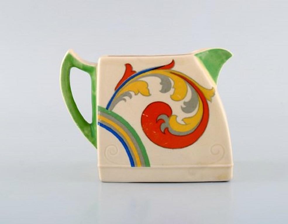 Art Deco Syren coffee pot with jug in hand painted porcelain. Royal Doulton, England, circa 1920s.
In the style of Clarice Cliff (1899-1963).
The coffee pot measures: 18.5 x 14 cm.
In very good condition.
Stamped.