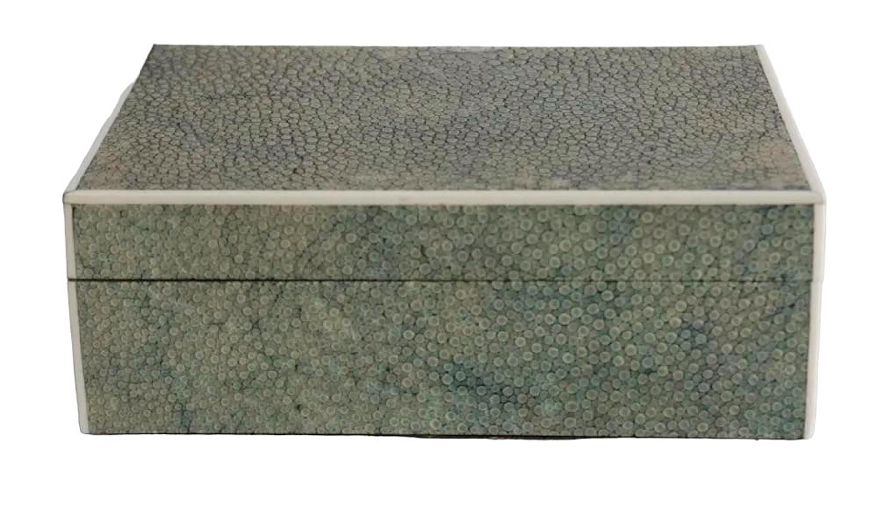 Boîte à bibelots ou à cigarettes de forme rectangulaire recouverte de galuchat Art Déco avec couvercle à charnière, teintée en vert avec des coins blancs et estampillée 