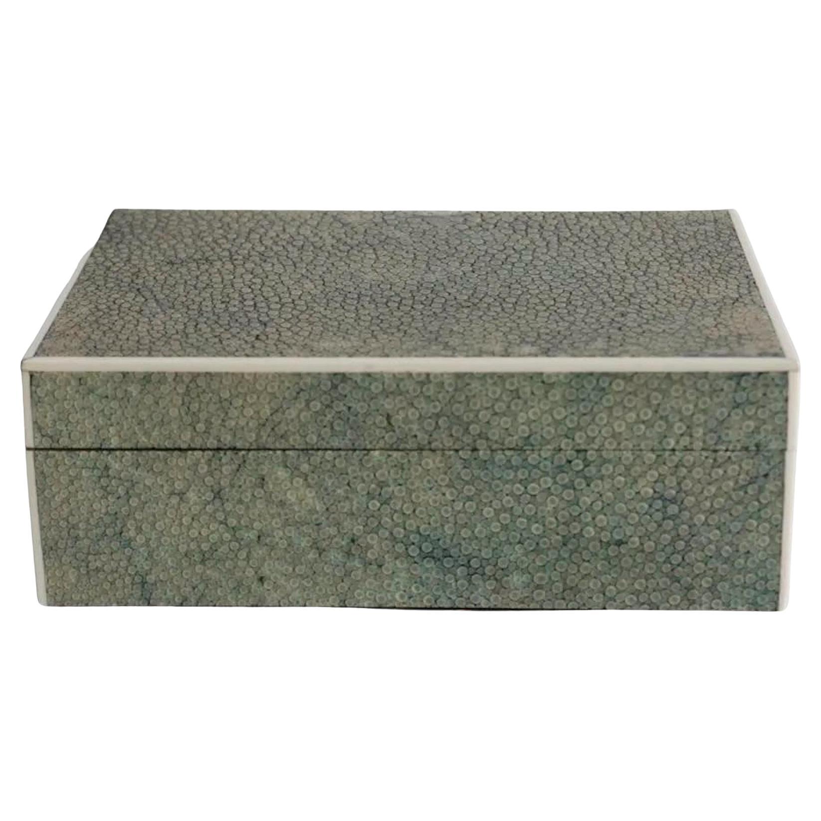 Caja de mesa Art Déco recubierta de piel de zapa verde y marcada "London Made"