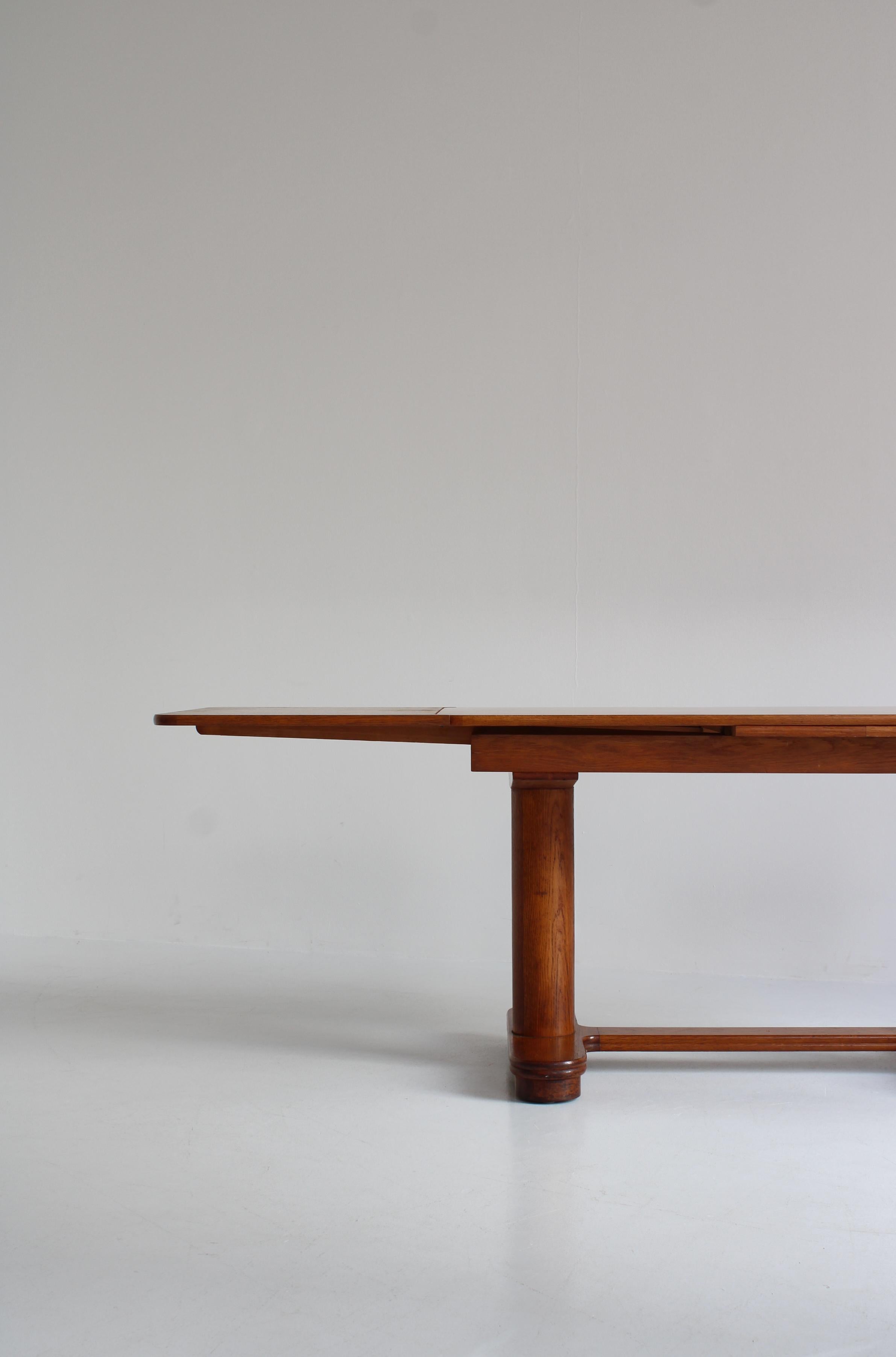 Art-Déco-Tisch von dänischem Schreiner aus patinierter Eiche, 1930er Jahre im Angebot 5