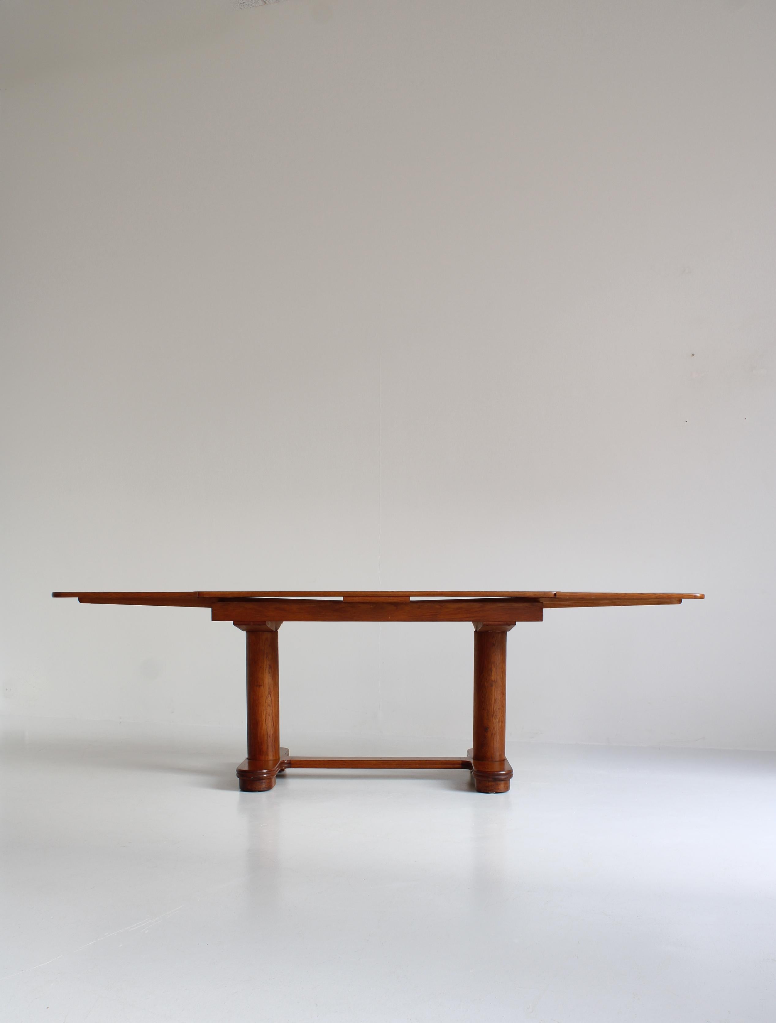 Art-Déco-Tisch von dänischem Schreiner aus patinierter Eiche, 1930er Jahre im Angebot 6