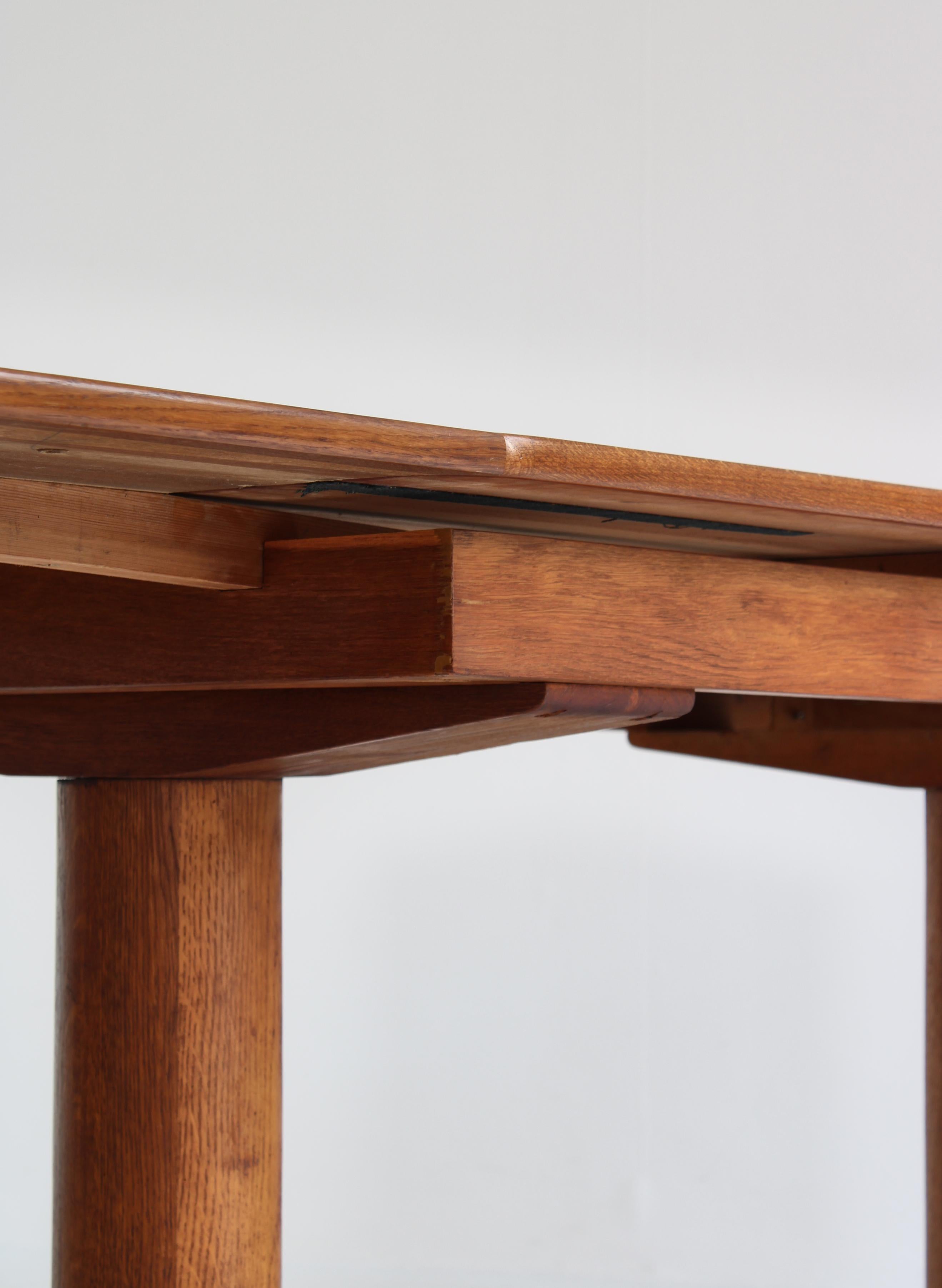 Art-Déco-Tisch von dänischem Schreiner aus patinierter Eiche, 1930er Jahre im Angebot 9