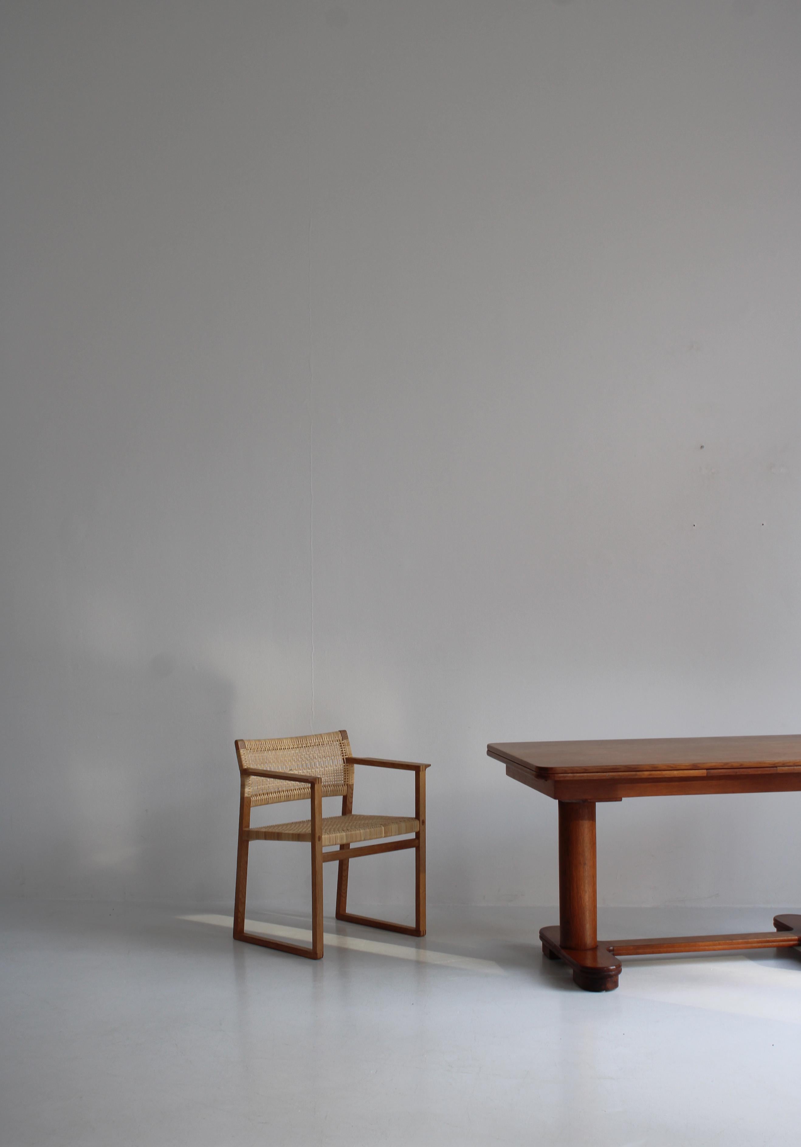 Atemberaubender Art-Déco-Tisch mit ausziehbarer Platte, hergestellt von einem dänischen Tischler in den 1930er Jahren. Der Tisch ist aus Eichenholz gefertigt und das Design ist einfach umwerfend. Wunderschöne klobige zylindrische Säulenbeine und