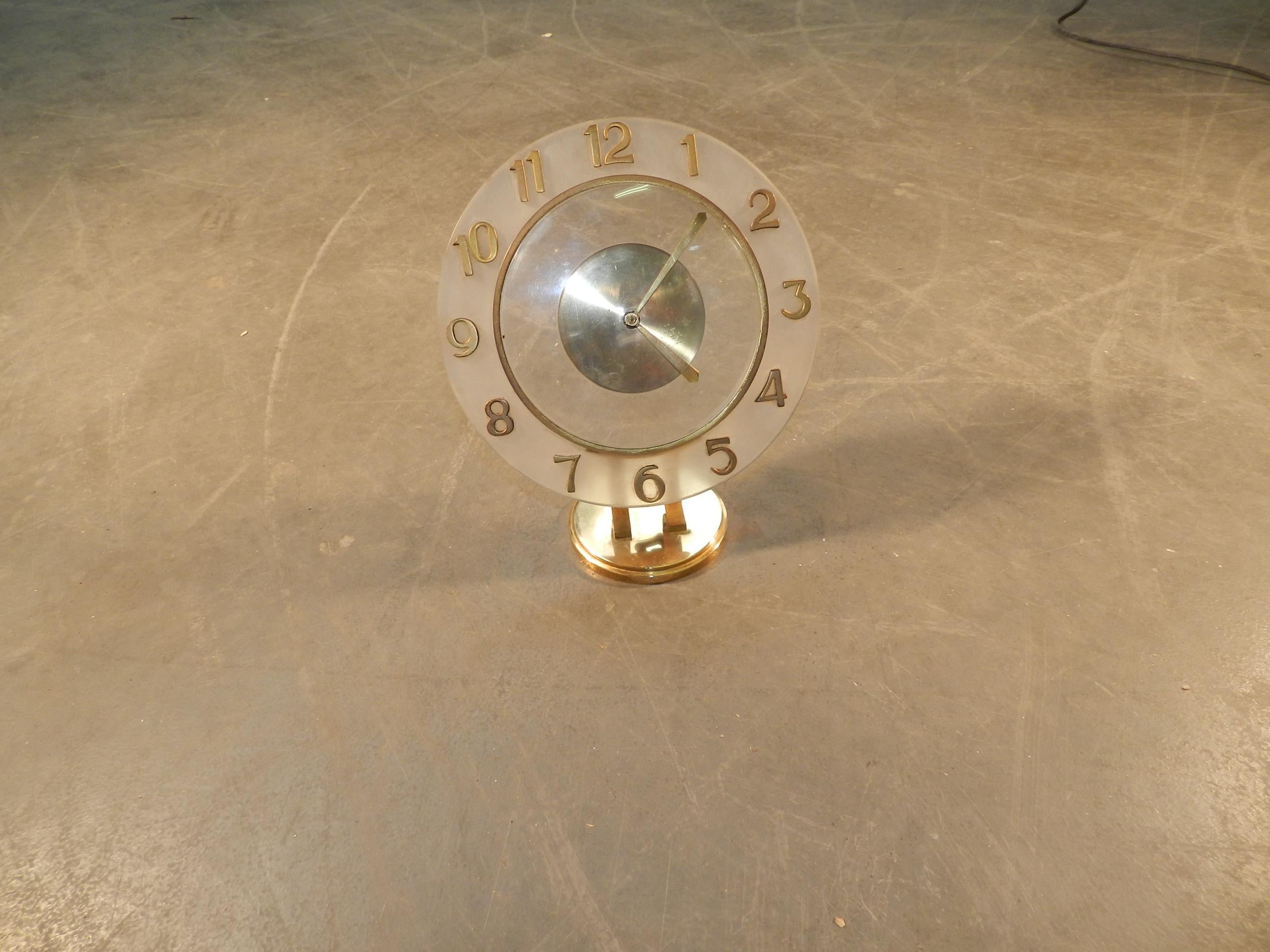 art deco table clock, Bayard brand, works. In Good Condition For Sale In Mouscron, WHT