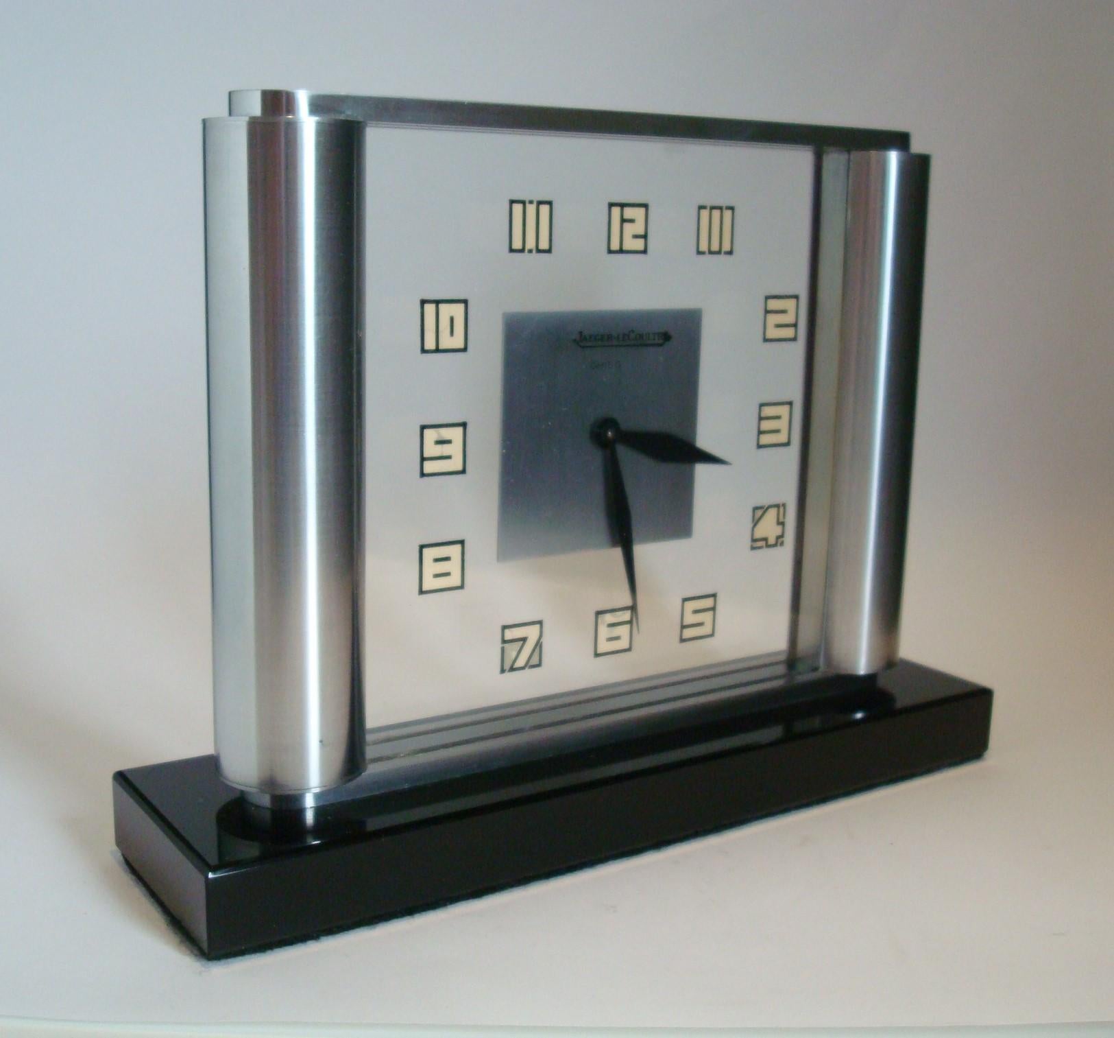 Horloge de table / de bureau / de cheminée Art Déco. Cette beauté Art déco a été entièrement révisée par un horloger et vous est donc proposée en parfait état de marche.
Histoire
Jaeger-LeCoultre (prononciation française) est une manufacture