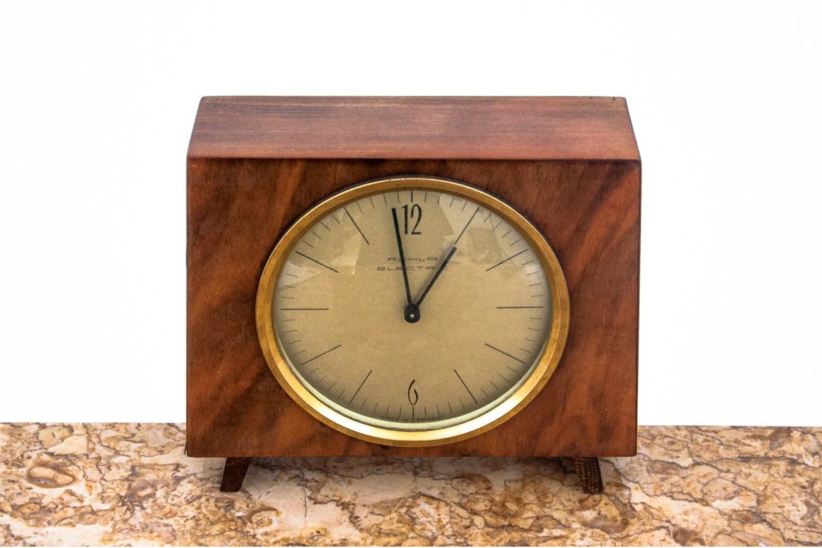 Art Deco table clock, Germany, 1970s
Made in Germany by Ruhla Electric
Dimensions: height 16 cm / width 19 cm / depth 6 cm.

 
