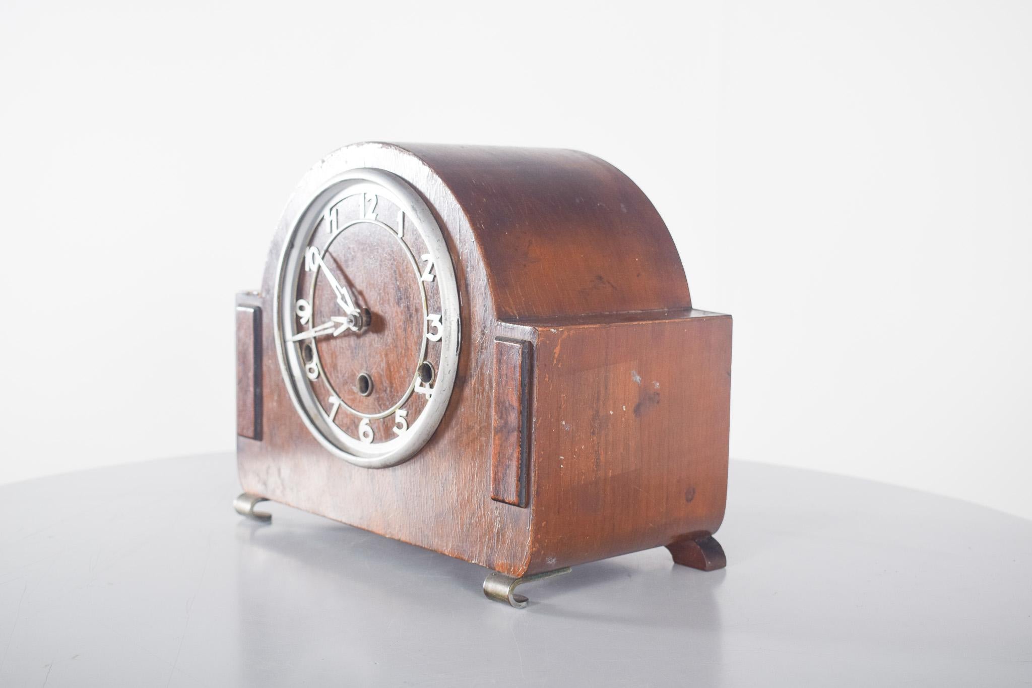 Art Deco Tischuhr aus dunklem Holz (Art déco) im Angebot