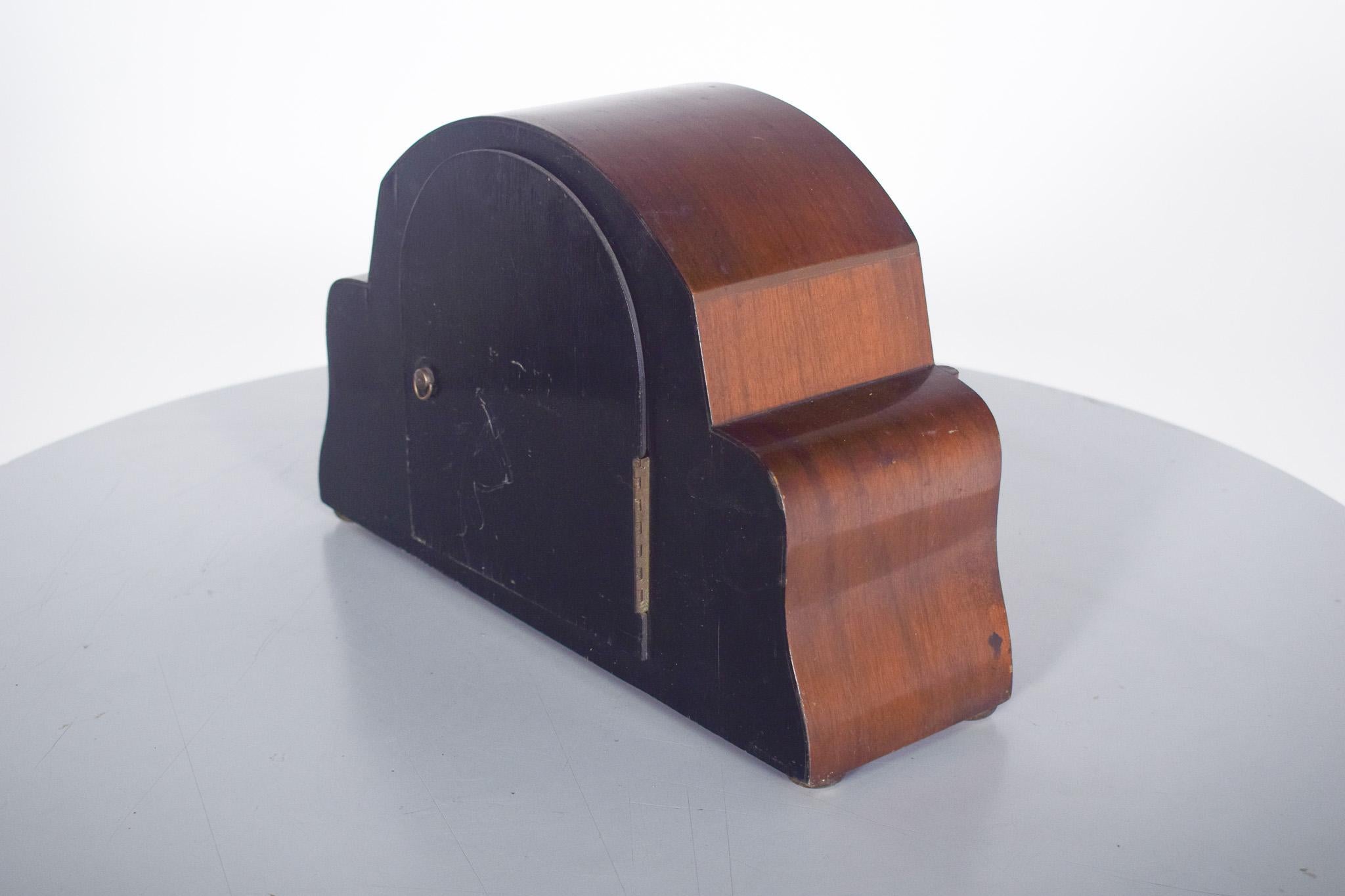 20ième siècle Horloge de table Art déco avec cadre en bois en vente