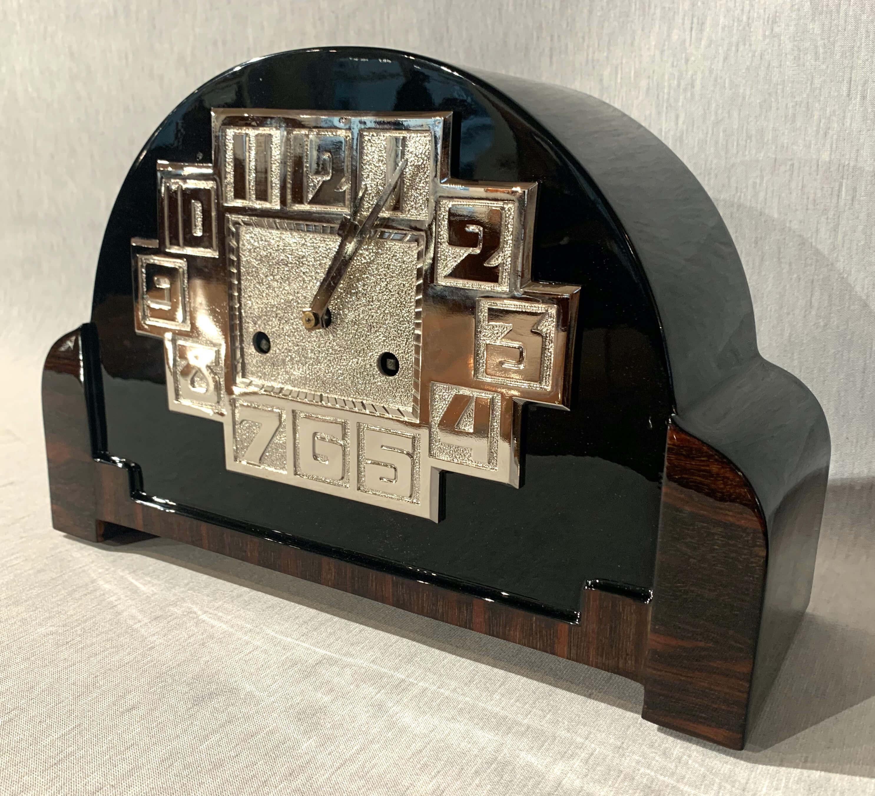 Beautiful, greatly restored Art Deco Table Clock / Desk in Macassar, Black Lacquer and Nickel, France circa 1930.
Macassar veneer, black lacquer on oak solid wood and nickel-plated brass dial. High-gloss polished clear and black piano