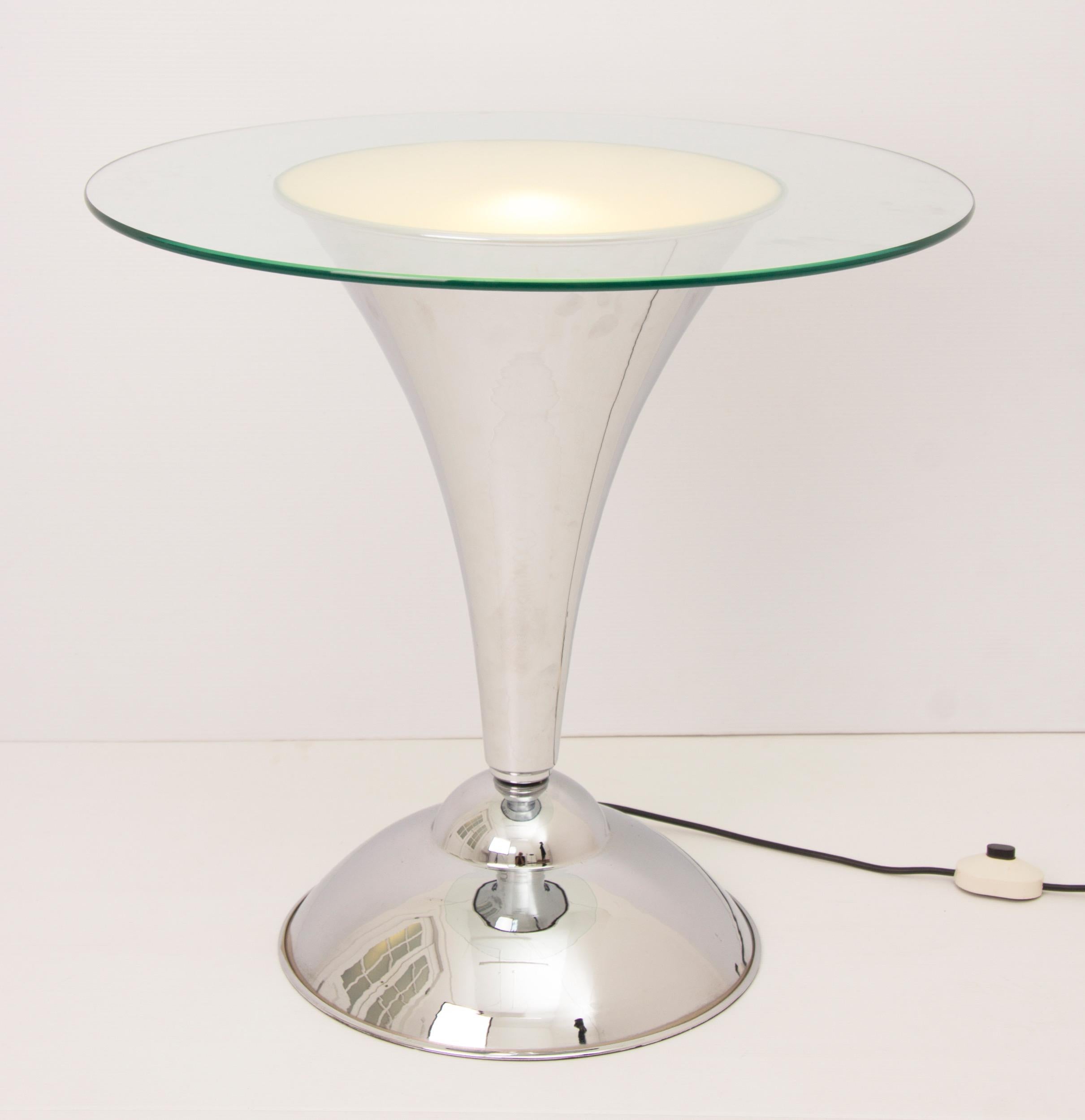 Art Deco illuminating table from the Metz & Co. department store in Amsterdam.
Trumpet form chrome base with clear glass top with frosted film centre.
These tables would have been used in the window displays.
Measures: H 58 cm, W 61 cm, D 61 cm.