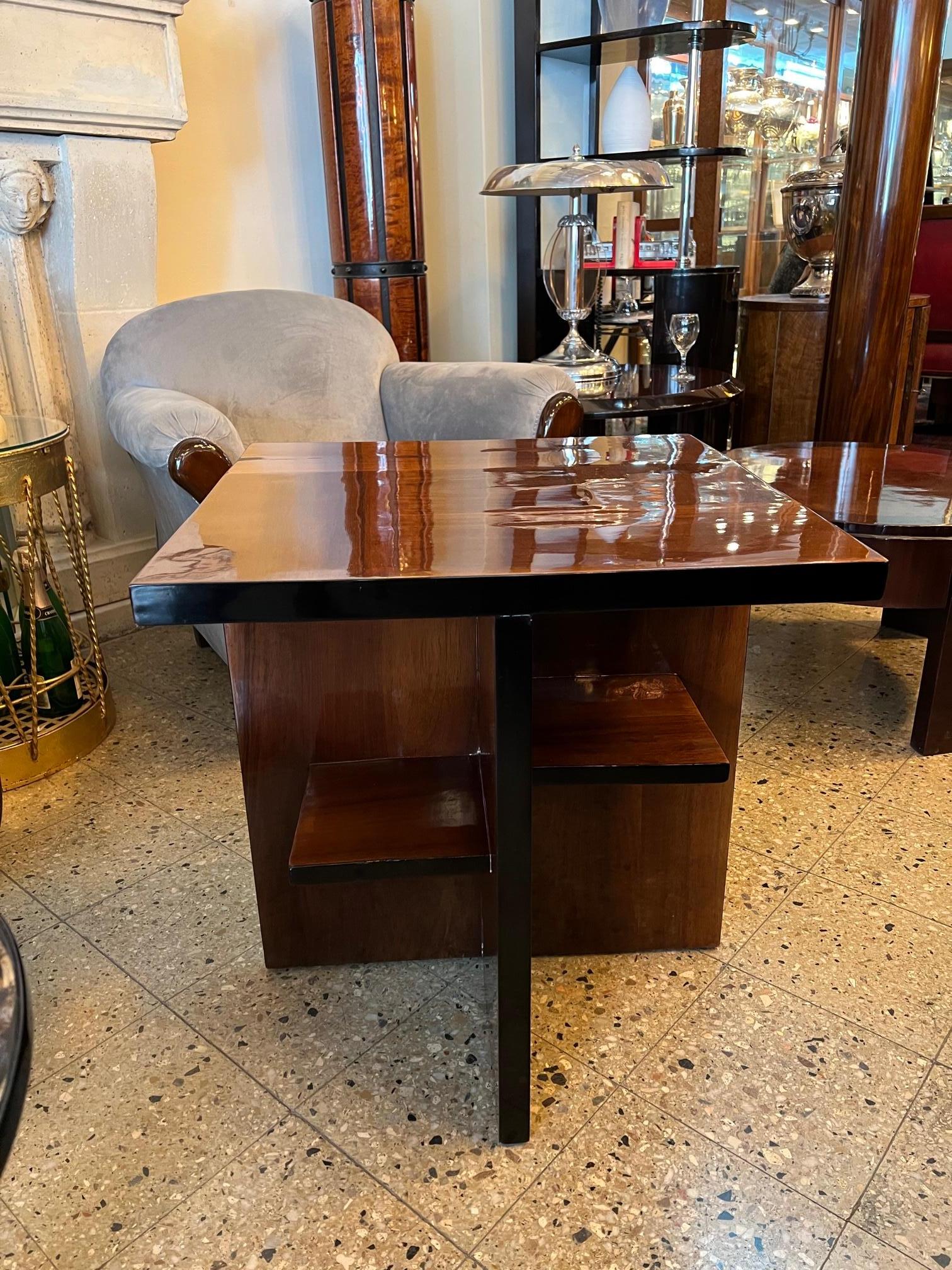 Tabelle

MATERIAL: Holz 
Stil: Art Deco
Frankreich.
Wir haben uns seit 1982 auf den Verkauf von Art Deco und Jugendstil spezialisiert und stehen Ihnen bei Fragen gerne zur Verfügung.
Drücken Sie auf die Schaltfläche 