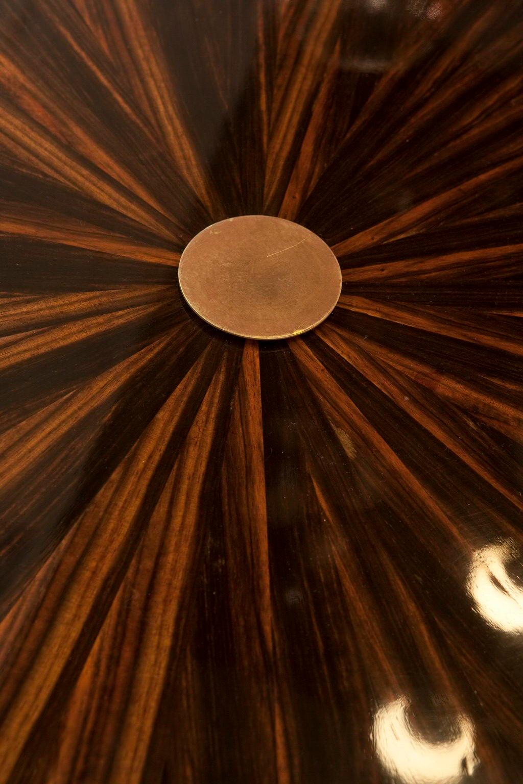 Tabelle

MATERIAL: Holz und Bronze
Stil: Art Deco
Frankreich.
Wir haben uns seit 1982 auf den Verkauf von Art Deco und Jugendstil spezialisiert und stehen Ihnen bei Fragen gerne zur Verfügung.
Drücken Sie auf die Schaltfläche 