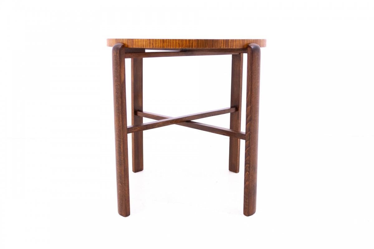 Tavolino da caffè Art Déco, Polonia, 1930 circa.

Piano del tavolo impiallacciato in noce a grana fine.

In ottime condizioni, dopo una ristrutturazione professionale. Il legno è stato pulito e rifinito con una vernice resistente.

Legno: