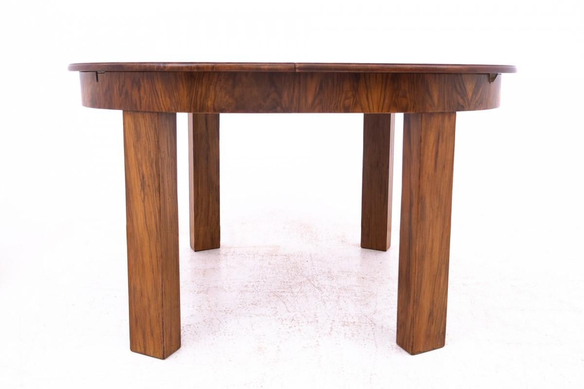 Art-Déco-Tisch aus den 1940er Jahren, Polen.

Ein Tisch in geometrischer Form mit massiven Beinen und einer ausgeprägten, breiten Carga. Eine für den Art-Déco-Stil charakteristische Form A. Der Tisch ist mit Walnussholz furniert. Er verfügt über