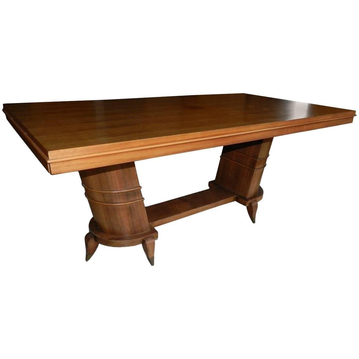 Table Art Déco en noyer, vers 1930
Avec deux feuilles.