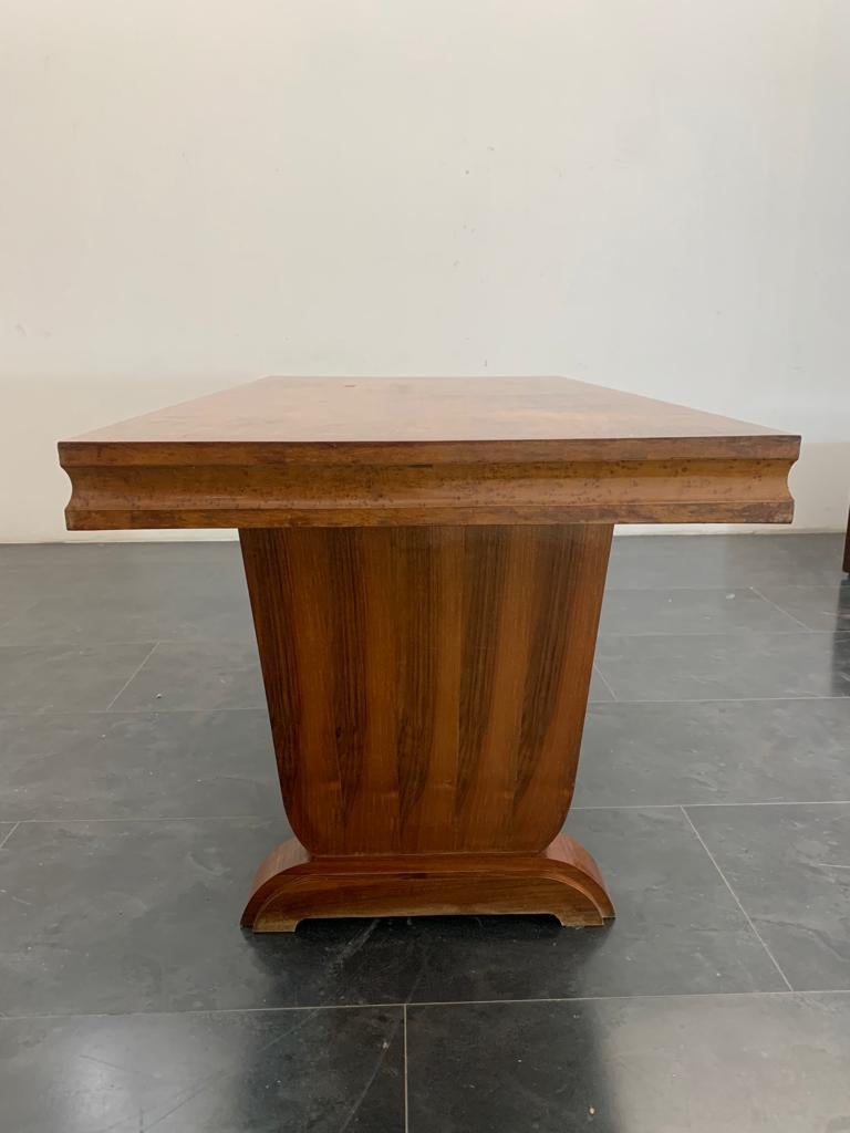 Italian Art Deco Table in Walnut and Maple Root, 1930s For Sale