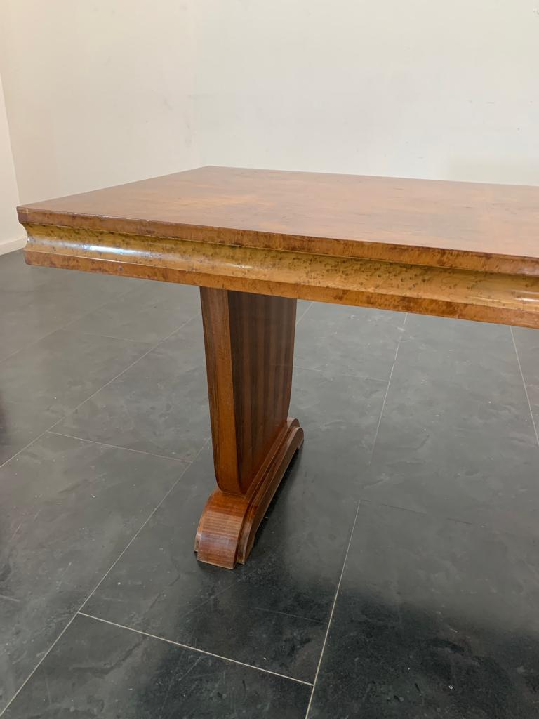 Art Deco Table in Walnut and Maple Root, 1930s In Good Condition For Sale In Montelabbate, PU