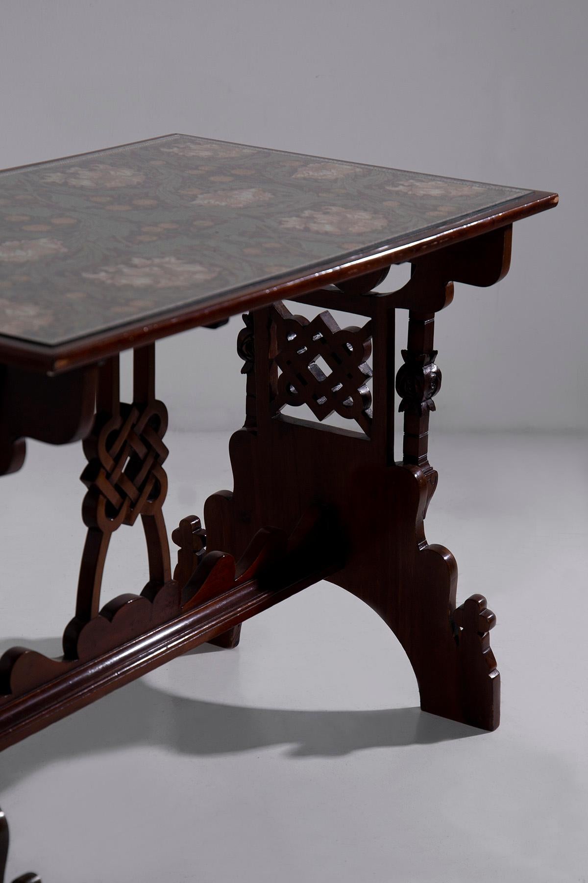 Replongez dans le monde luxueux de l'ère Art déco avec cette table exquise, un chef-d'œuvre de design qui capture le style sophistiqué et l'opulence du début du XXe siècle. Cette table se distingue par sa magnifique finition en bois foncé et ses