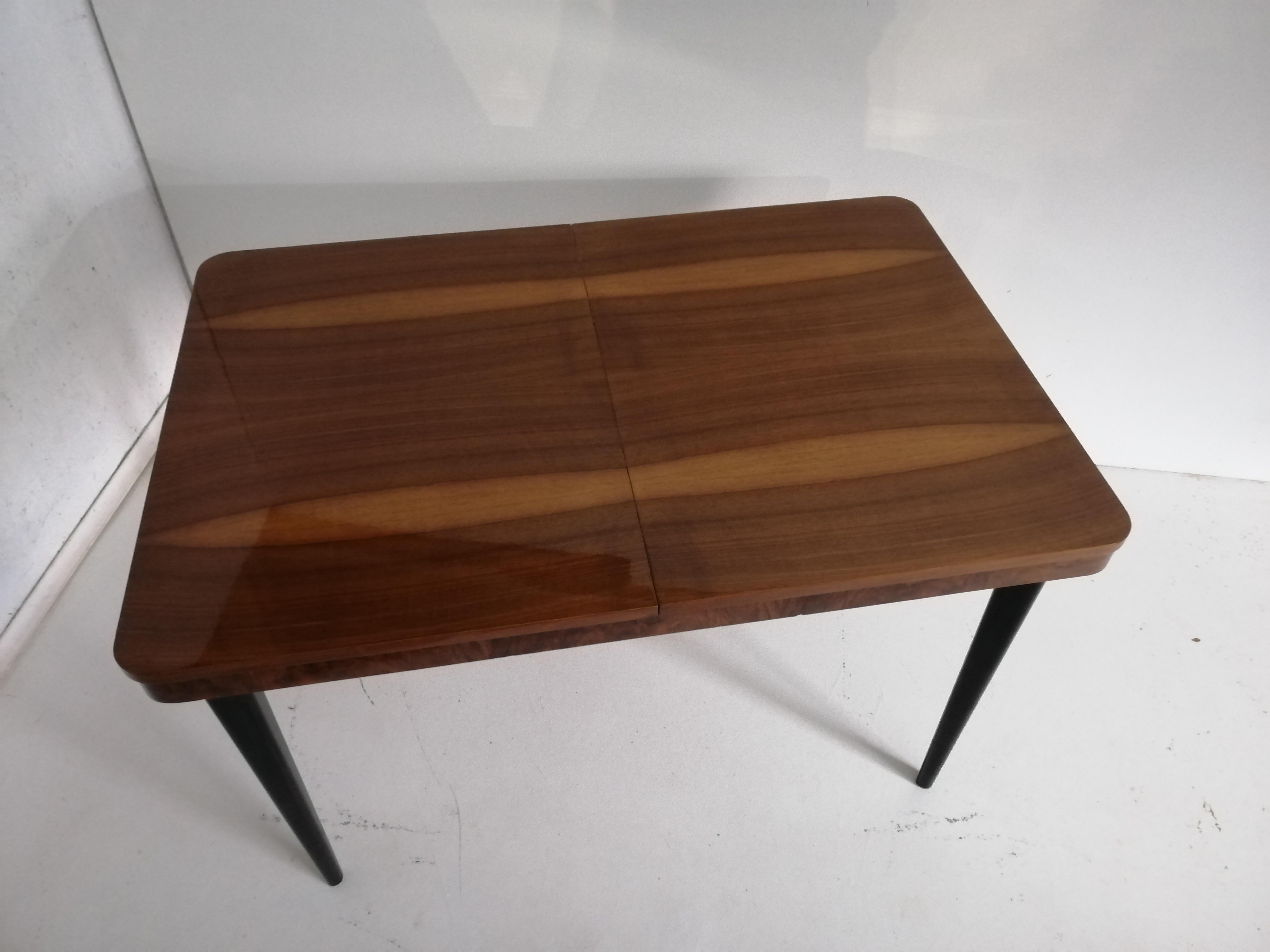 Noyer Table Art Déco J. Halabala en vente