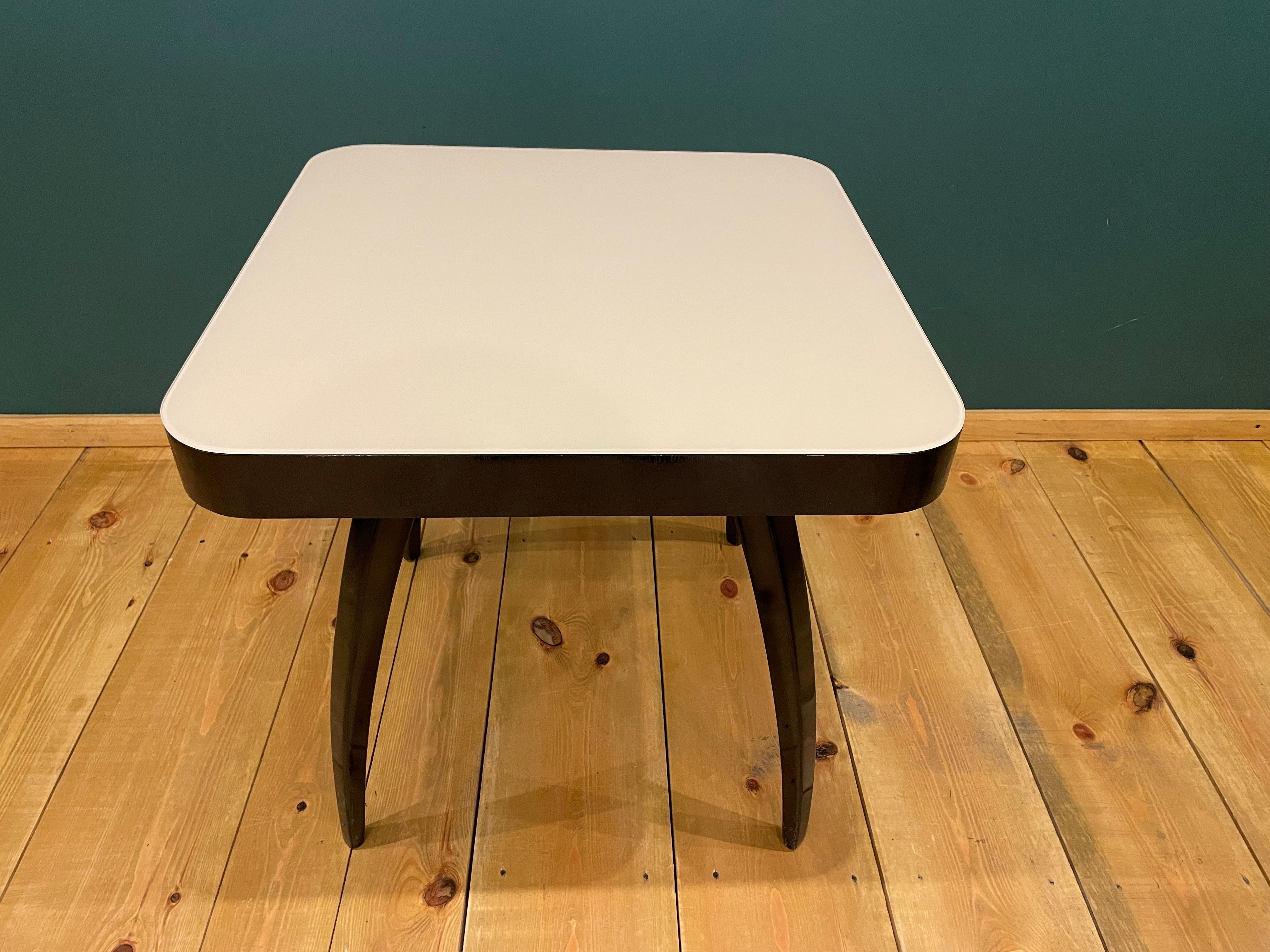 Art Deco Tisch von J. Halabala aus den 1960er Jahren.
Das Möbelstück wurde aus Nussbaumholz gefertigt.
Art-Déco-Tisch des berühmten tschechischen Designers J. Halabala, 1950. Jindrich Halabala - (ein tschechischer Designer, der zu den bedeutendsten