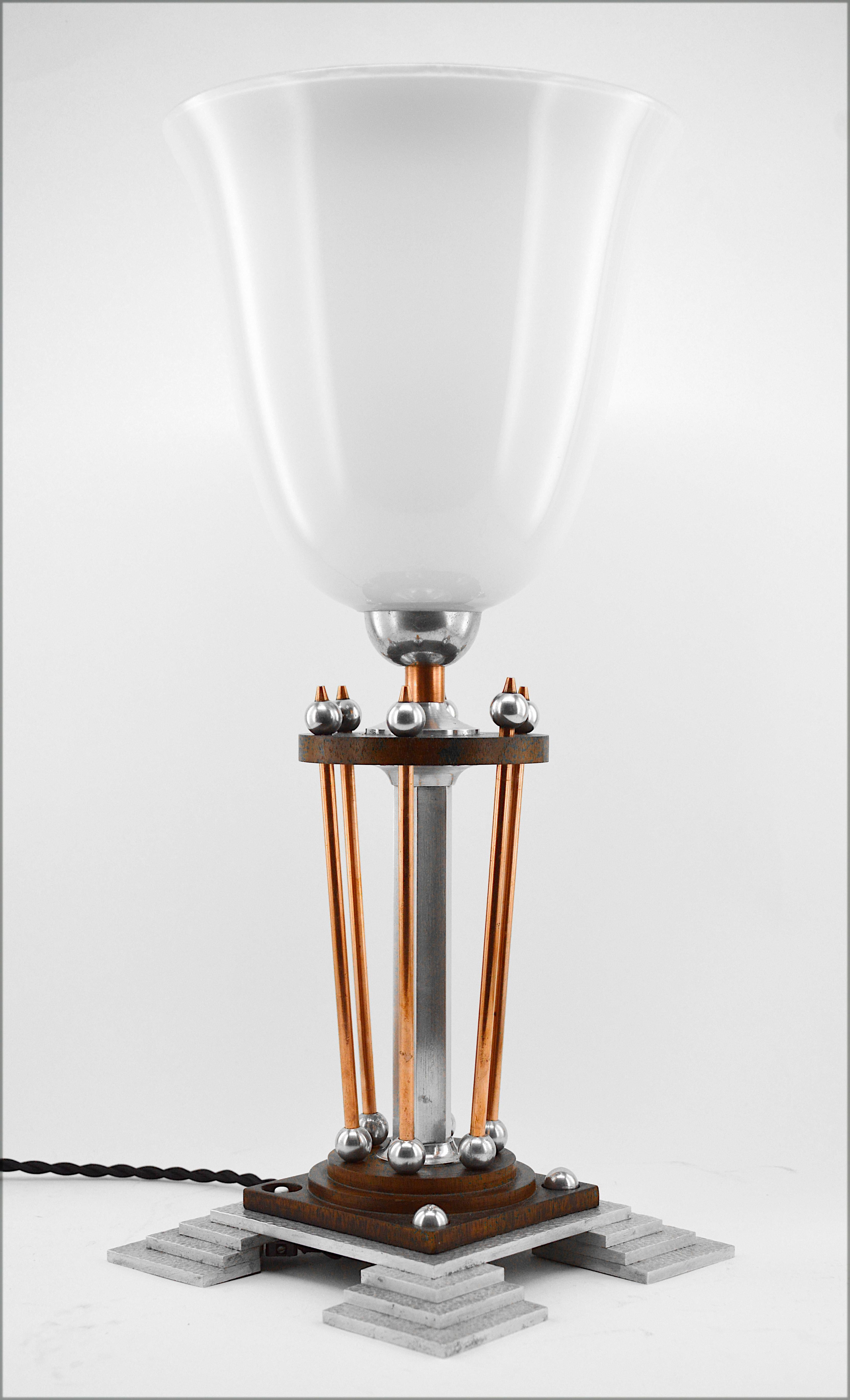 This rare and elegant French Art Deco table lamp from the 1920s captures the timeless sophistication of the era. Featuring a refined design, this lamp is an exemplary piece of French craftsmanship.

Dimensions:
Height: 17.7