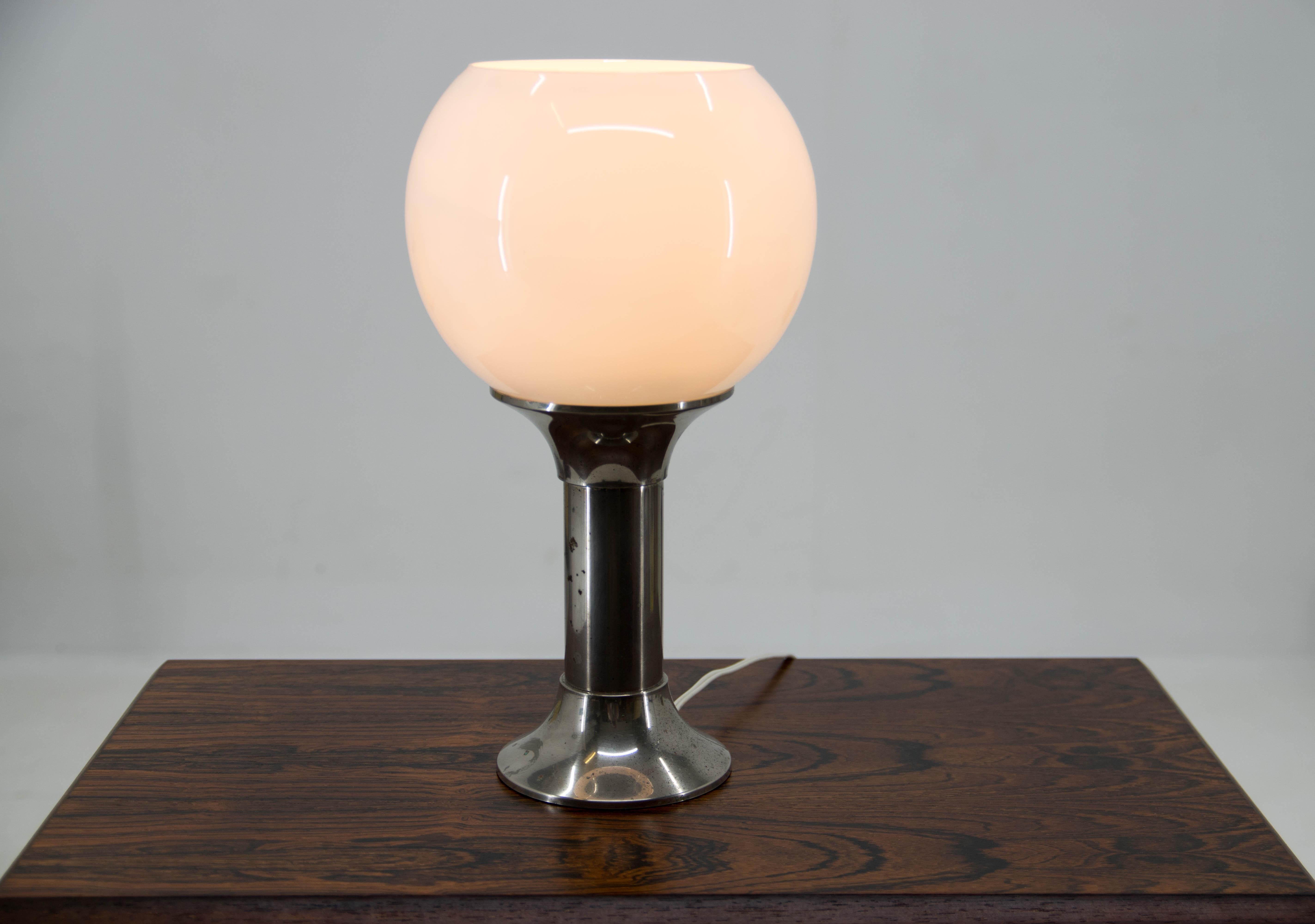Nickel-plated base with minor age patina
Opaline glass in perfect condition
Rewired: 1x40W, E25-E27 bulb
US plug adapter included.