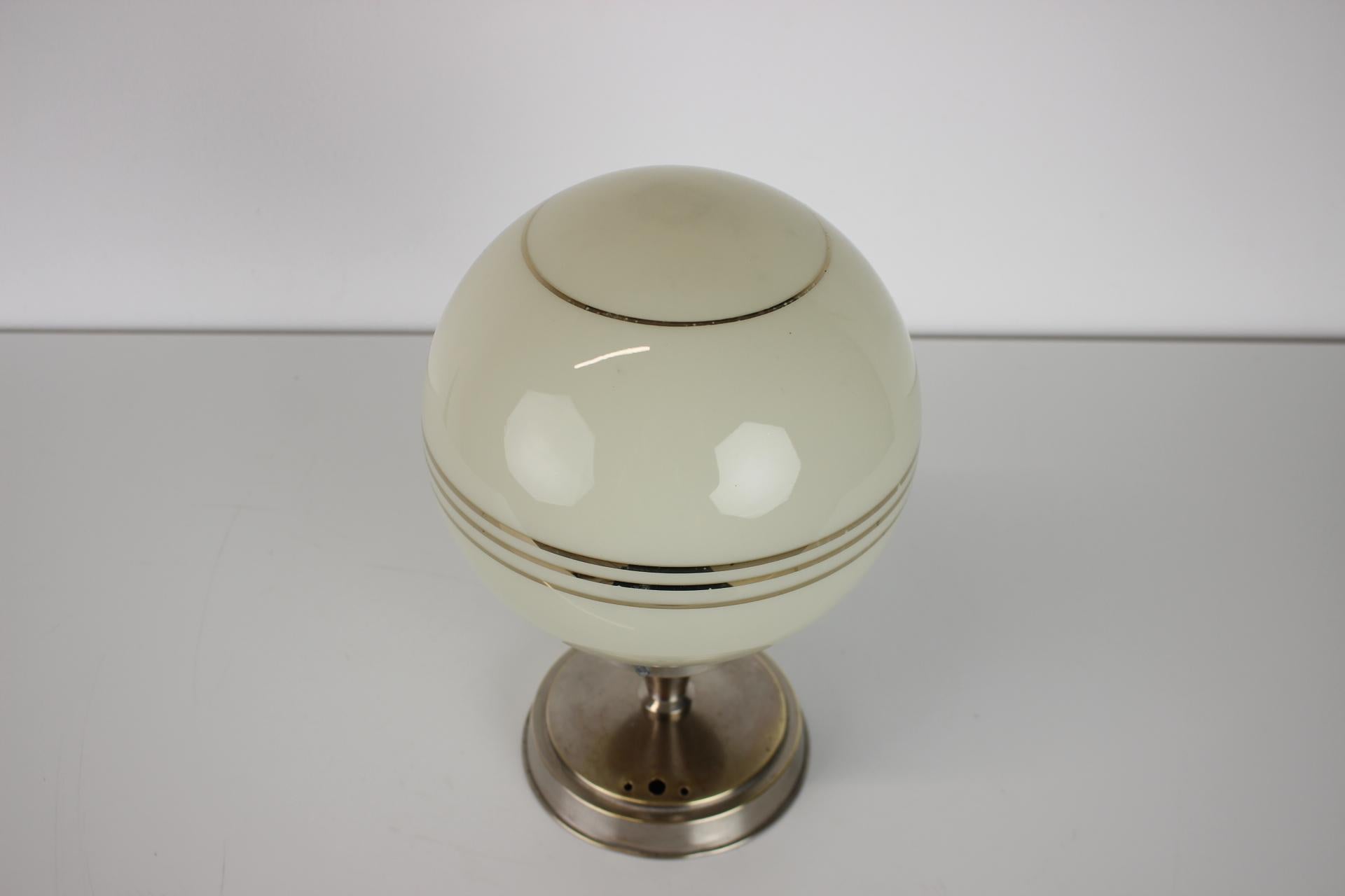 Made in Czechoslovakia.
Made of glass, chrome.
The lamp is cleaned.
Fitted with new wiring.
US adapter included.
Measures :1 x 40 W, E27 or E26 bulb.
Good original condition.








