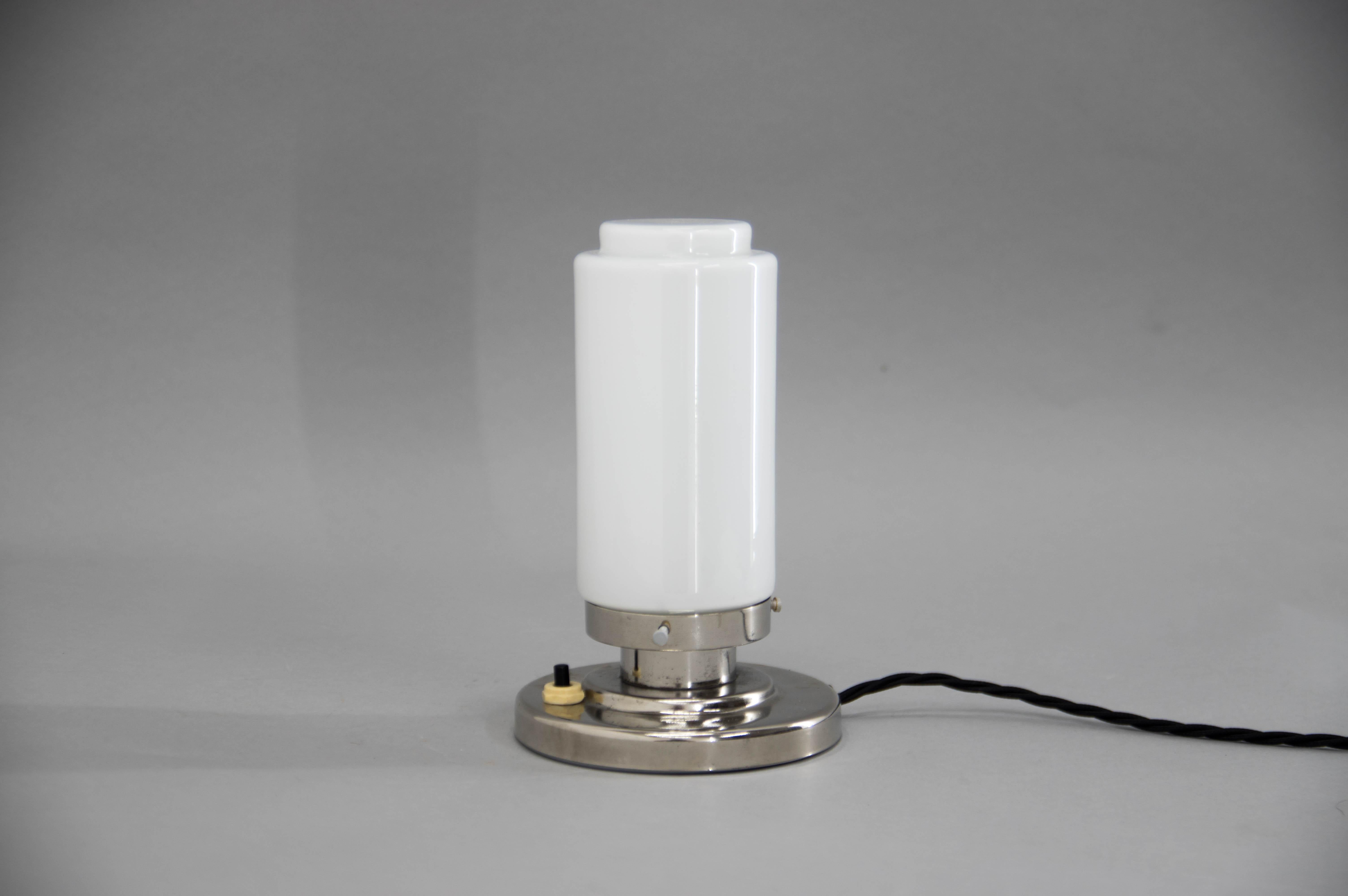 Restored: nickel polished, rewired
Glass with small dent at a base, see photo, no effect on function, not visible when mounted.
1x40W, E25-E27 bulb
US plug adapter included.