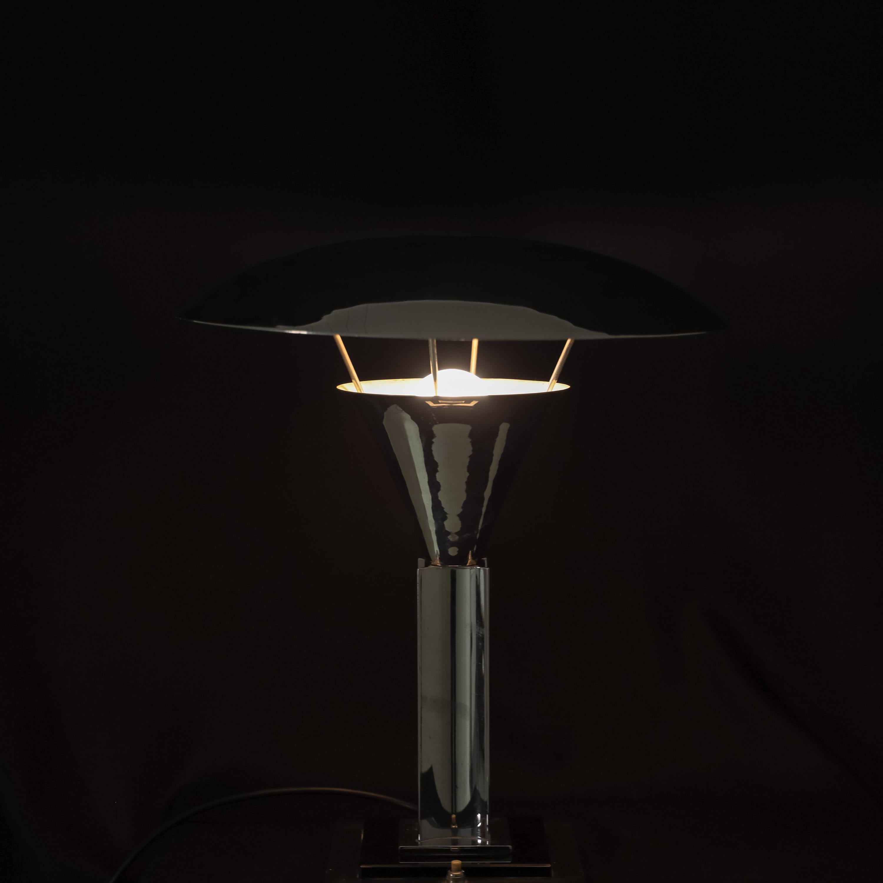Lampe de table Art Déco reposant sur une base carrée, avec un pied de forme concave et un abat-jour arrondi. Recâblage professionnel, en état de marche.
  