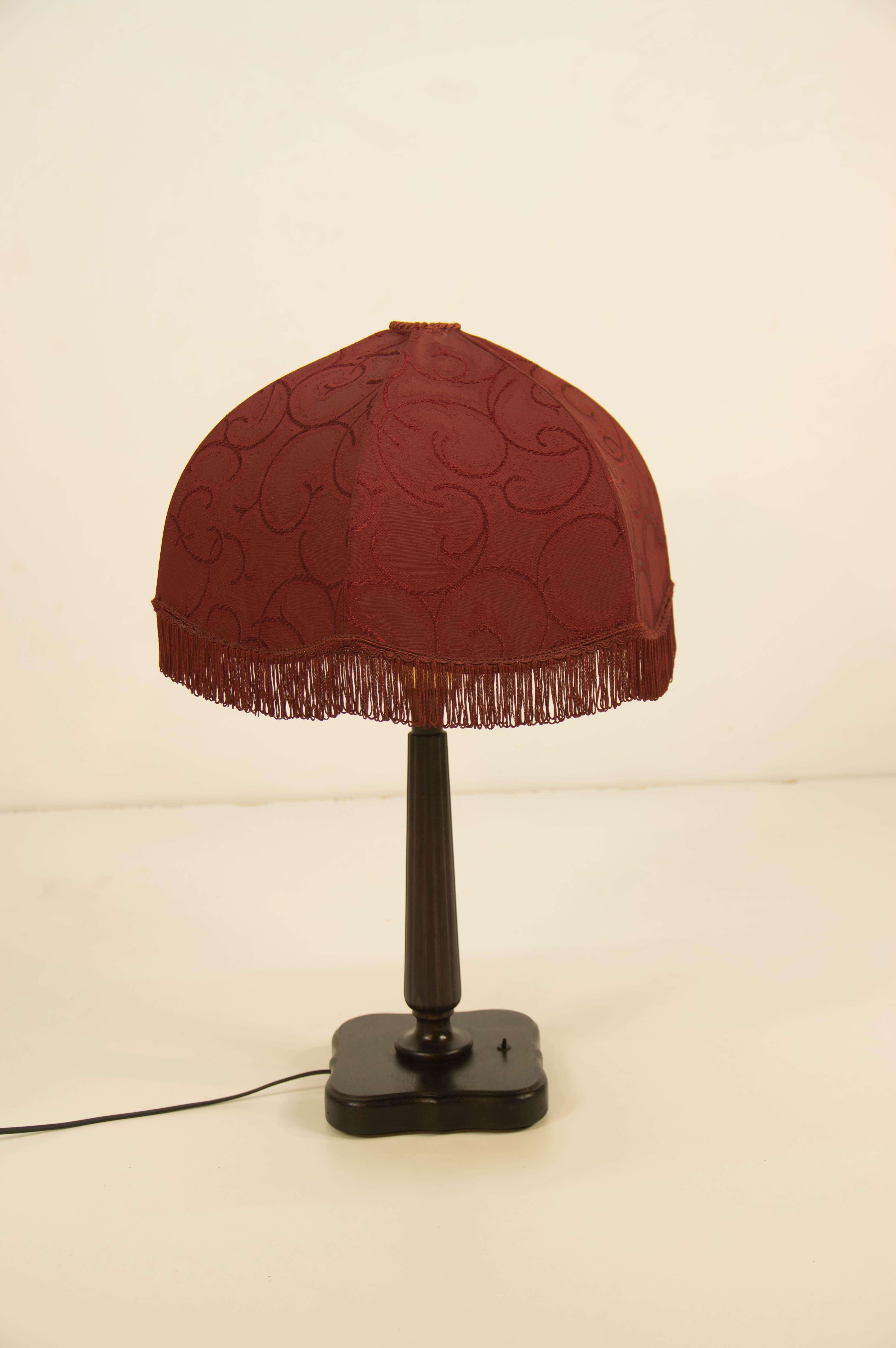 Wood table lamp with fabric shade. Max 60w, E27 or E26 bulb.
Original very good condition.