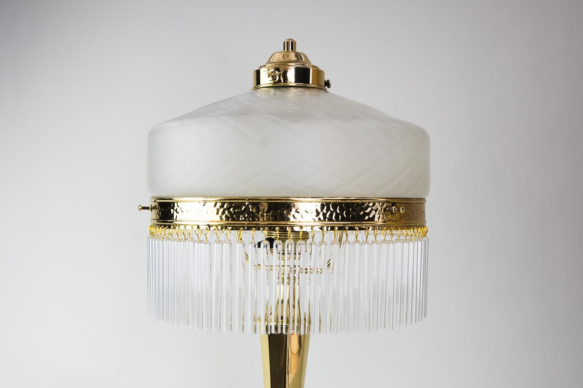 Lampe de table Art déco, vers 1920
Polis et émaillés au four
Abat-jour original en verre opale
Les bâtons de verre sont remplacés (neufs).