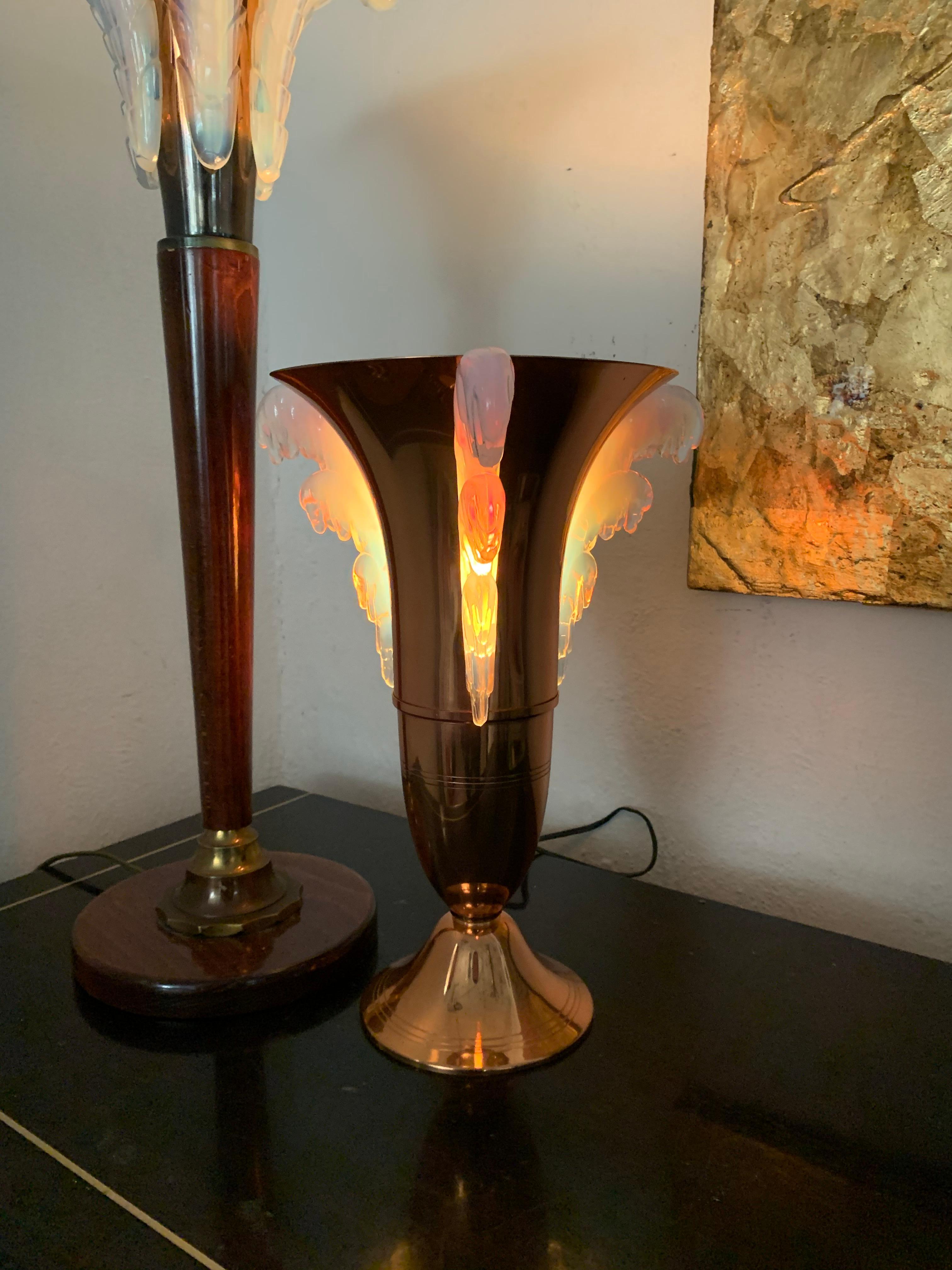 Belle lampe de table Art Déco attribuée à Petitot, verre signé EZAN, France, circa 1940s
Réalisé en cuivre et verre pressé opalescent bleu.