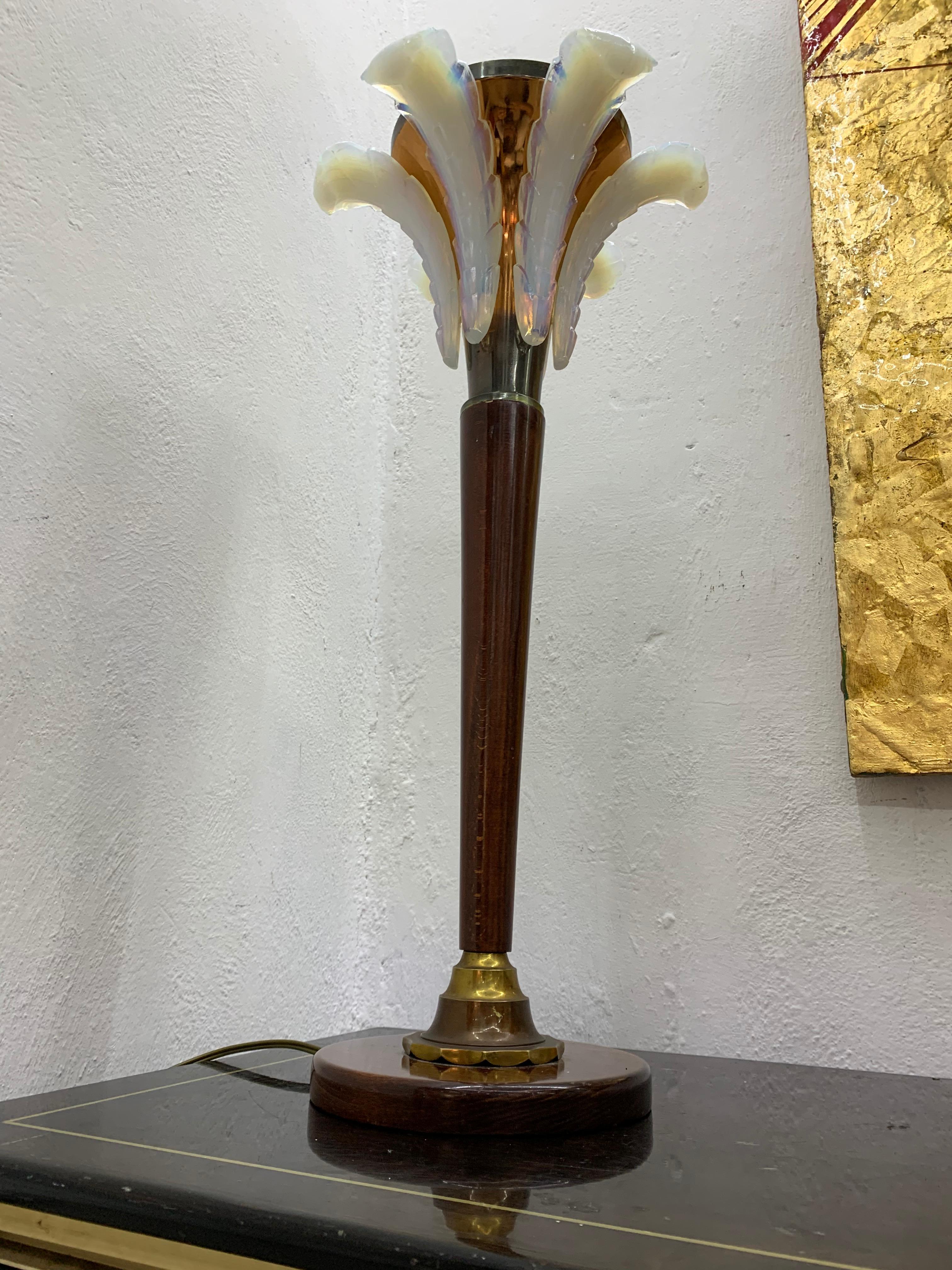 Beautiful Art Deco table lamp attributed to Petitot, glass signed Ezan, France circa 1940s in the shape of a stylized palm tree.
Made in wood copper and blue opalescent pressed glass.