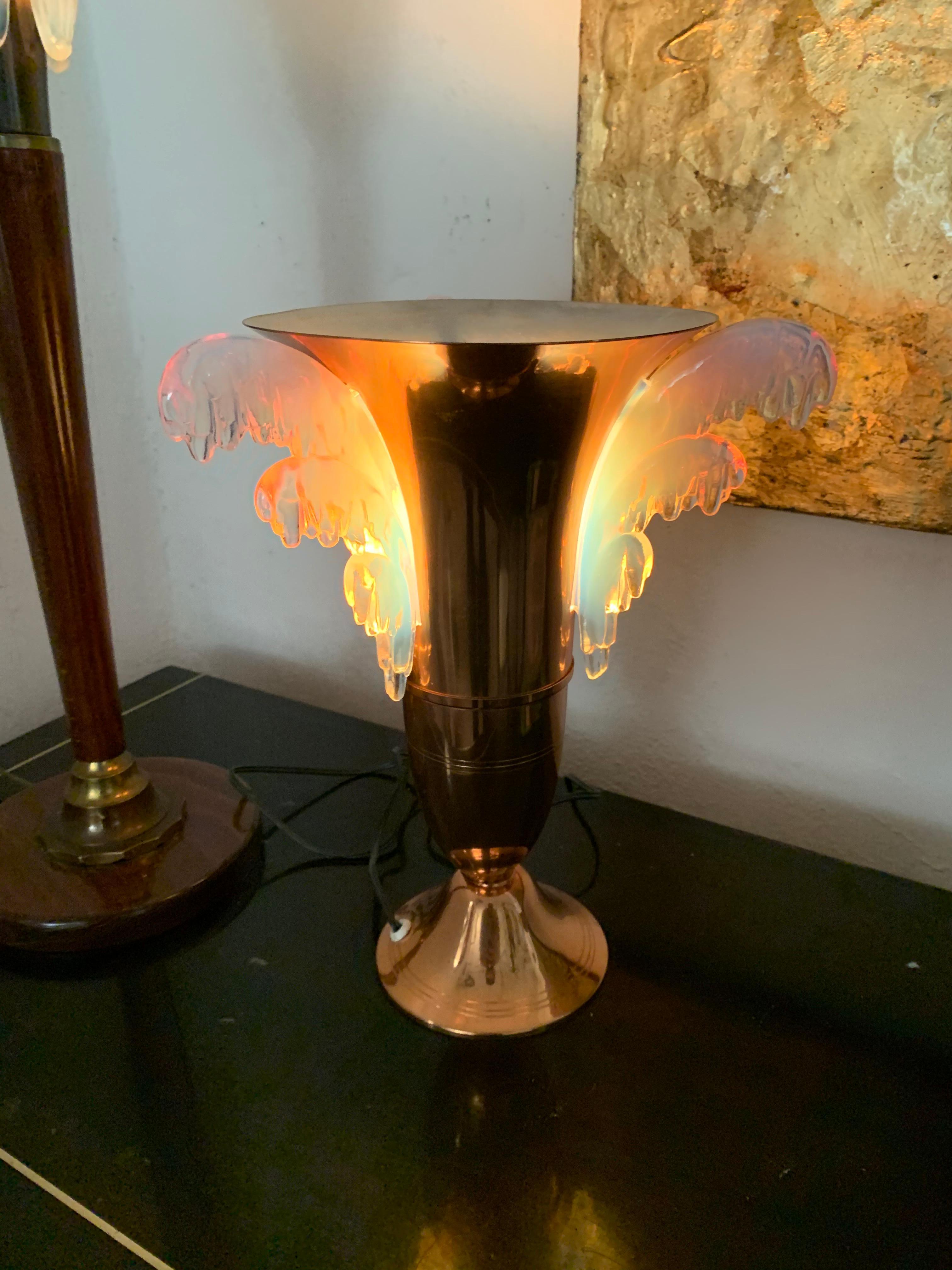 Art déco Lampe de table Art Déco attribuée à Petitot:: verre signé EZAN:: France circa 1940s
