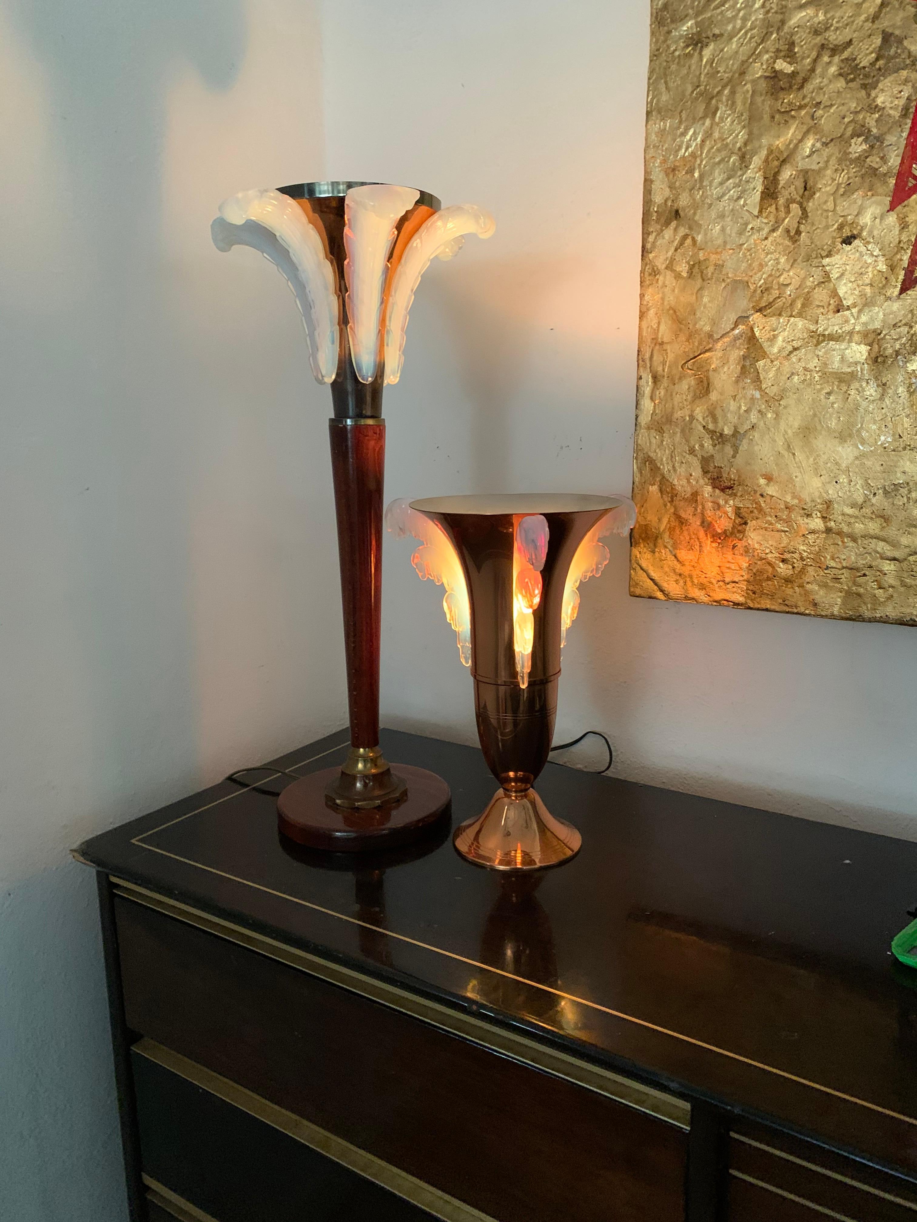 Milieu du XXe siècle Lampe de table Art Déco attribuée à Petitot:: verre signé EZAN:: France circa 1940s
