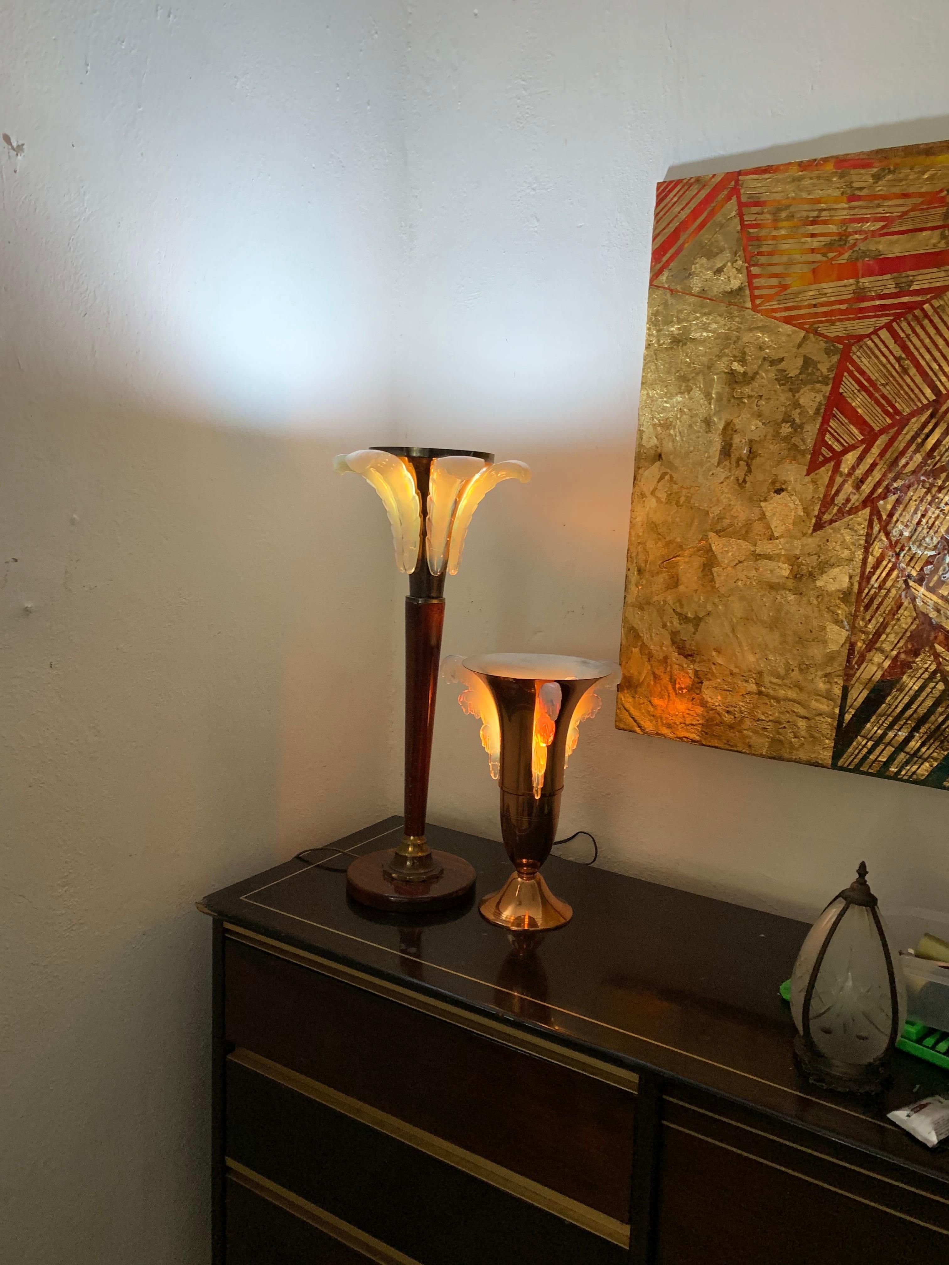 Cuivre Lampe de table Art Déco attribuée à Petitot:: verre signé EZAN:: France circa 1940s