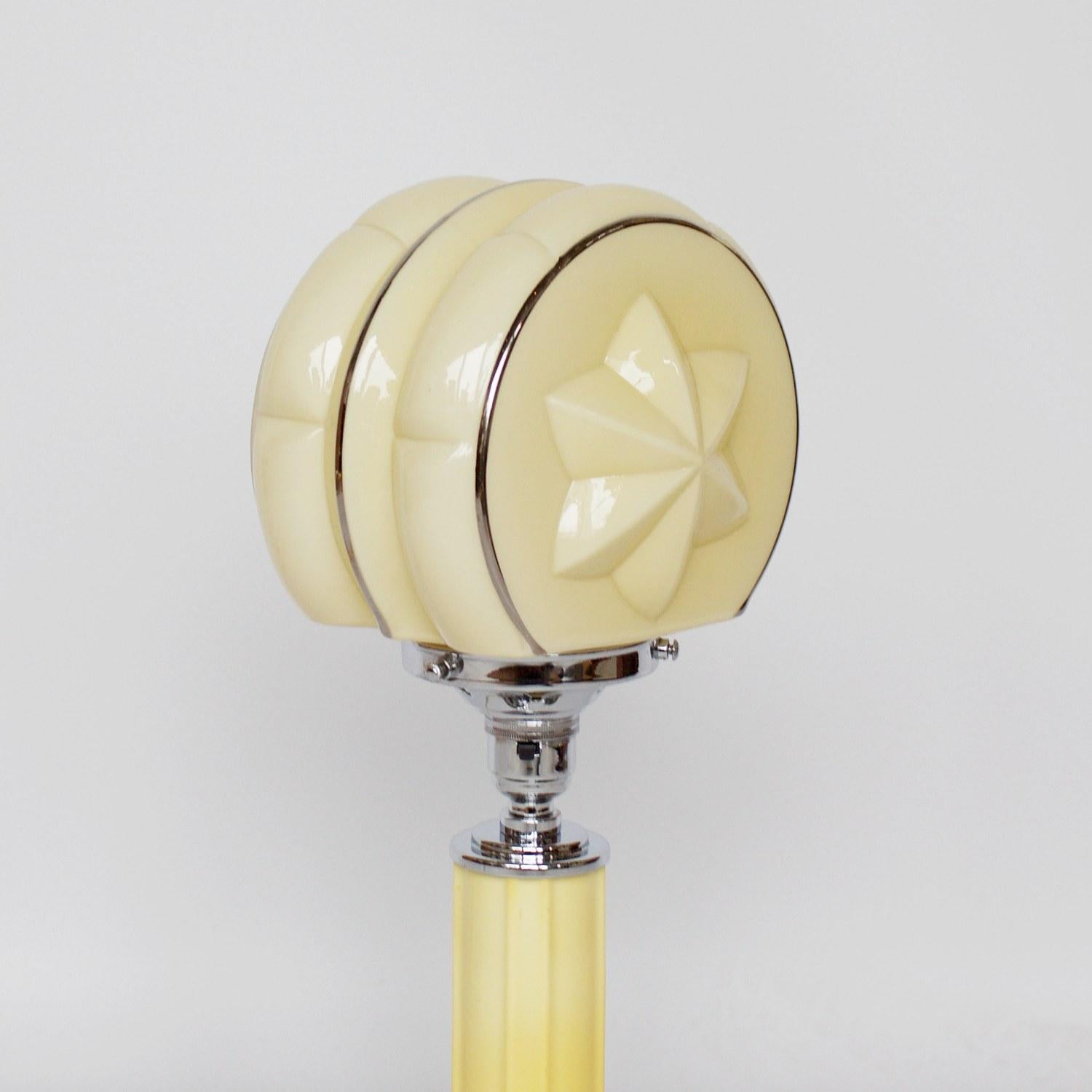 Art Deco Table Lamp, Bakelite, Chrome and Glass, English, circa 1930 In Good Condition In Forest Row, East Sussex