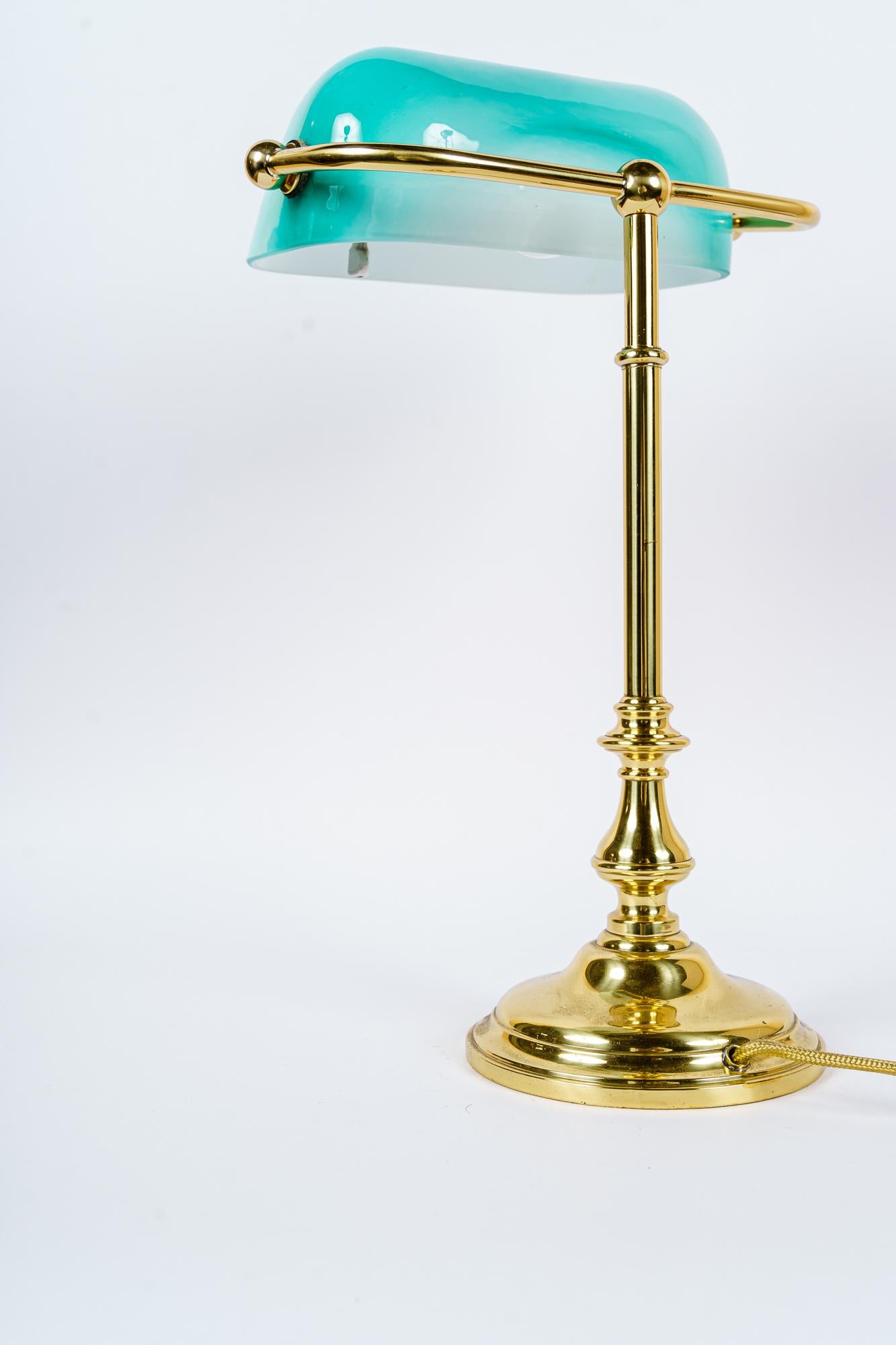 Lampe de table Art Déco ( lampe de banquier ) vienne vers 1920
Laiton poli et émaillé au four
rare abat-jour original en verre vert clair.