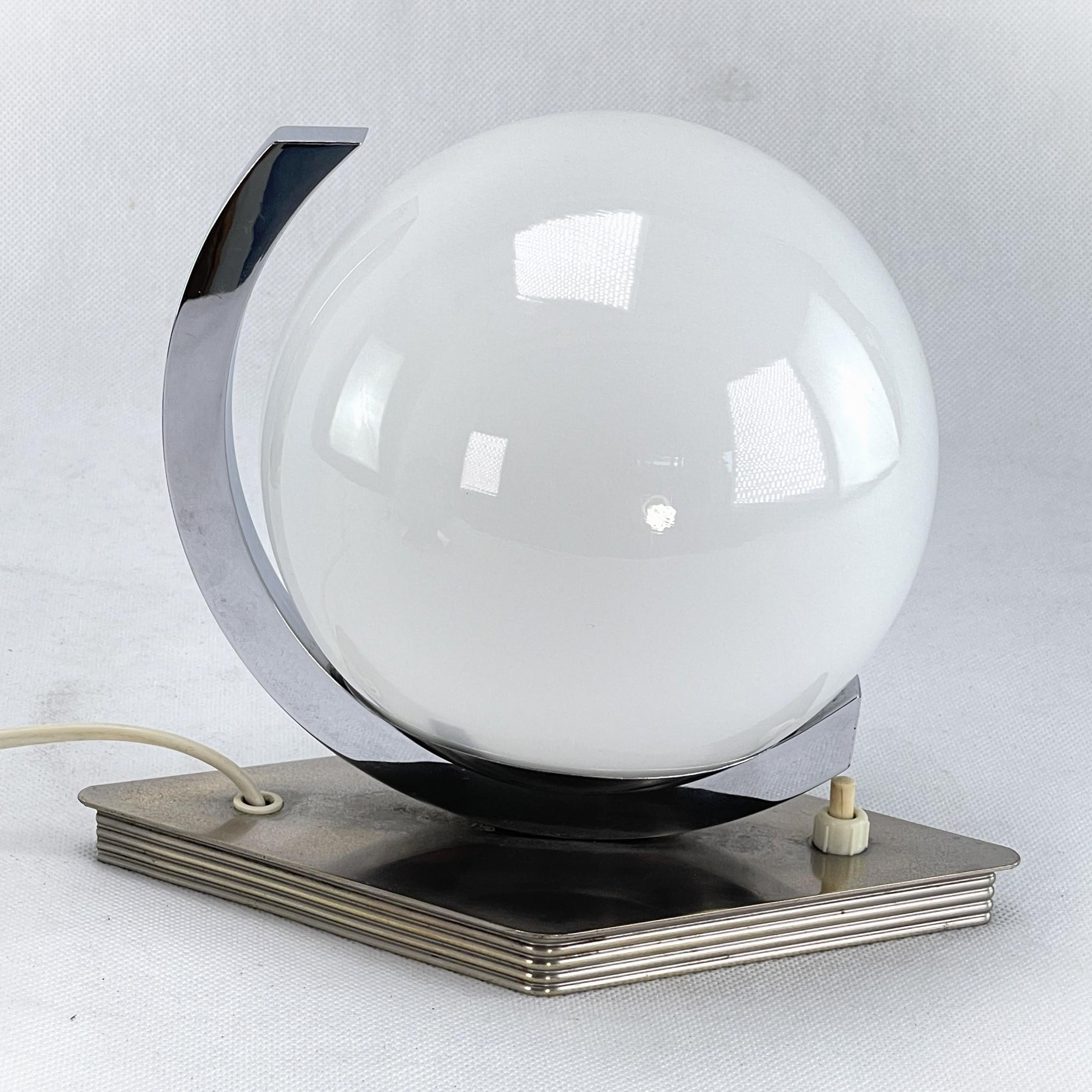 Lampe de table Art Déco - années 1940

Cette lampe à poser originale séduit par son design simple et fonctionnel.
La lampe donne une lumière très agréable. Cette lampe de table est un classique absolu du design de la période ART DECOS.

L'article