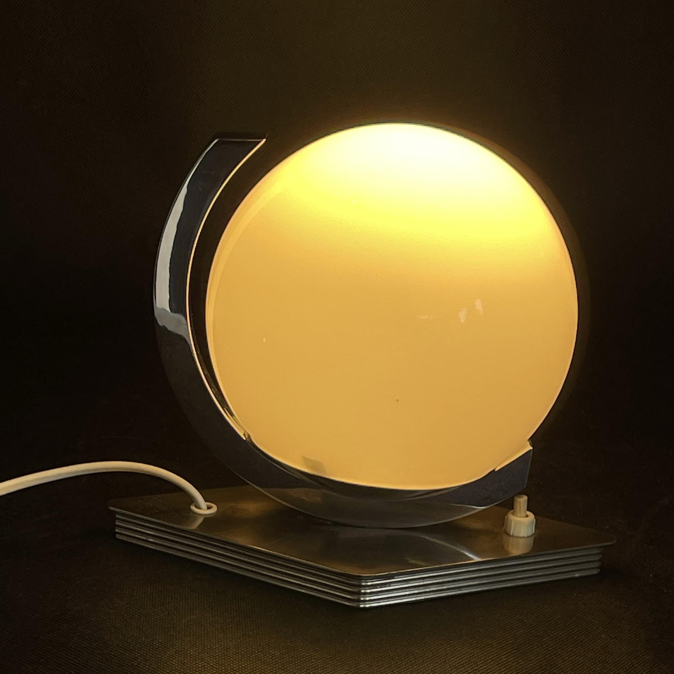 ART DECO Table Lamp Bedside Lamp machine age, 1940s In Good Condition For Sale In Saarburg, RP