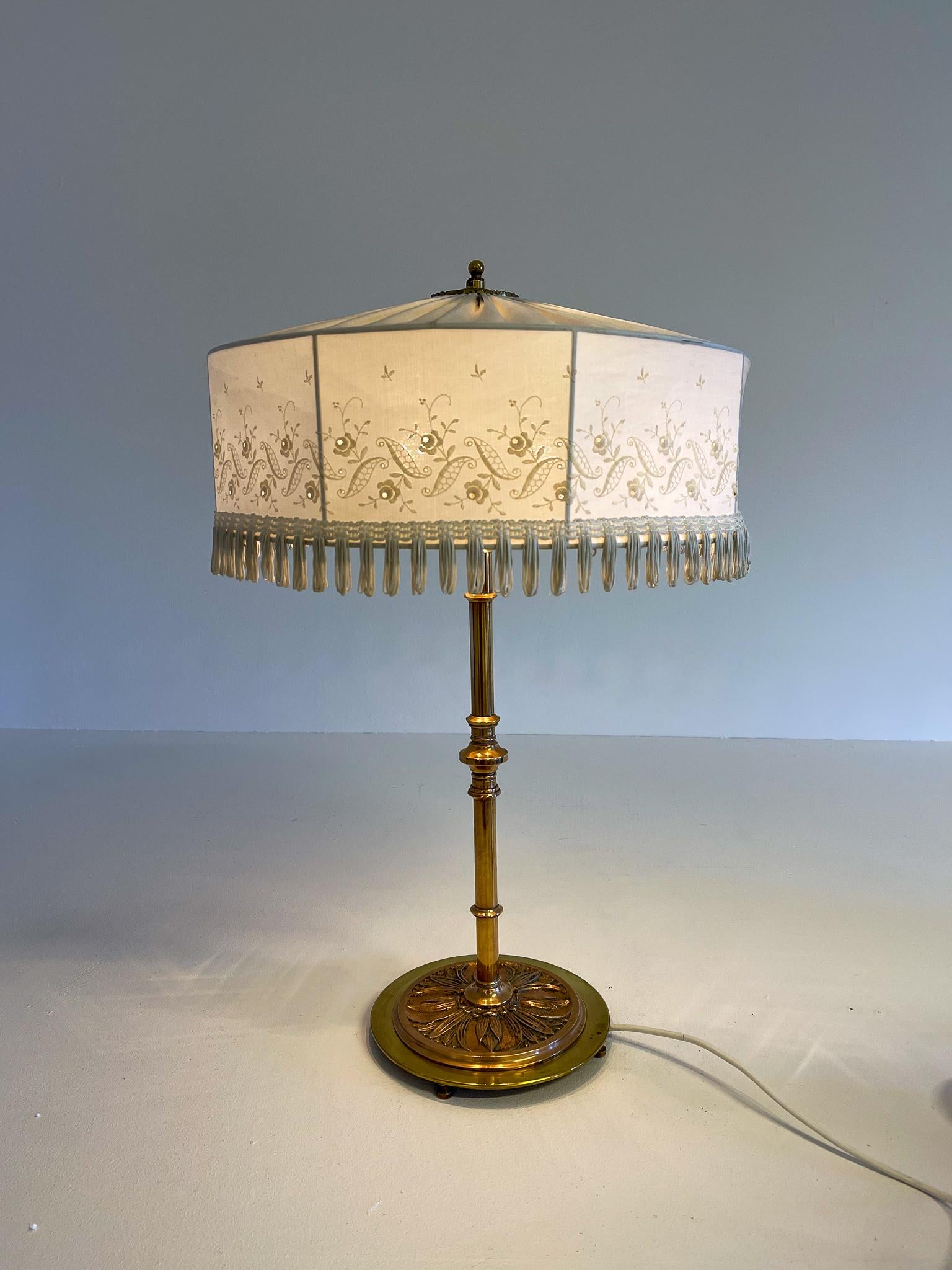 Art Deco table lamp brass and copper metal, Sweden, 1930s

Nice looking table lamp in Art Deco style. It made from brass and copper with an original fringe shade.

Good vintage condition. New wiring

Measures: H 60 cm, D shade 40 cm, D foot 20