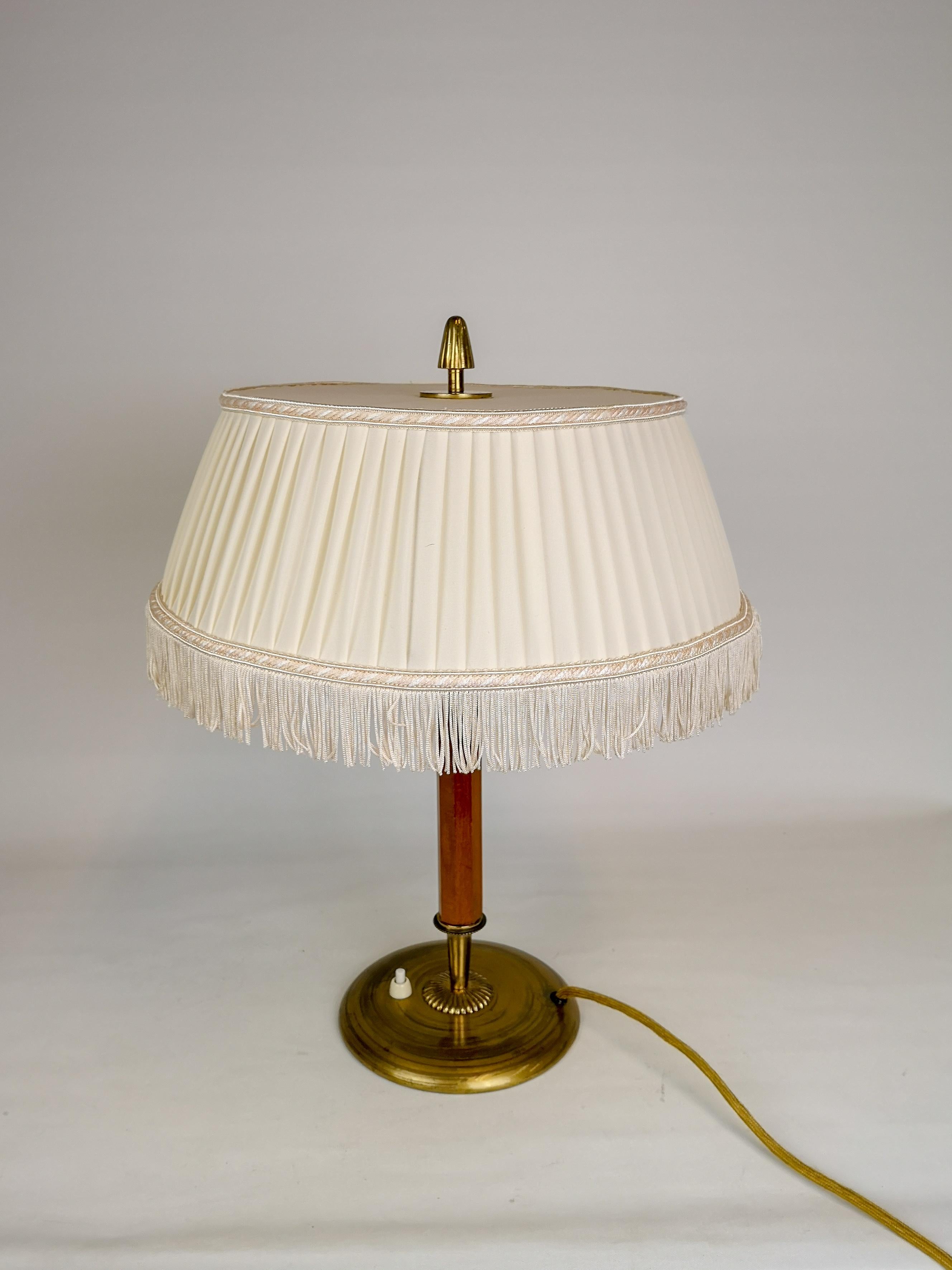 Art Deco table lamp brass and teak, Sweden, 1930s

Nice looking table lamp in Art Deco style. It made from Brass and Teak with an original fringe shade. 

Good vintage condition. 

Measures H 44 cm, D Shade 35 cm, D Foot 17 cm.
   