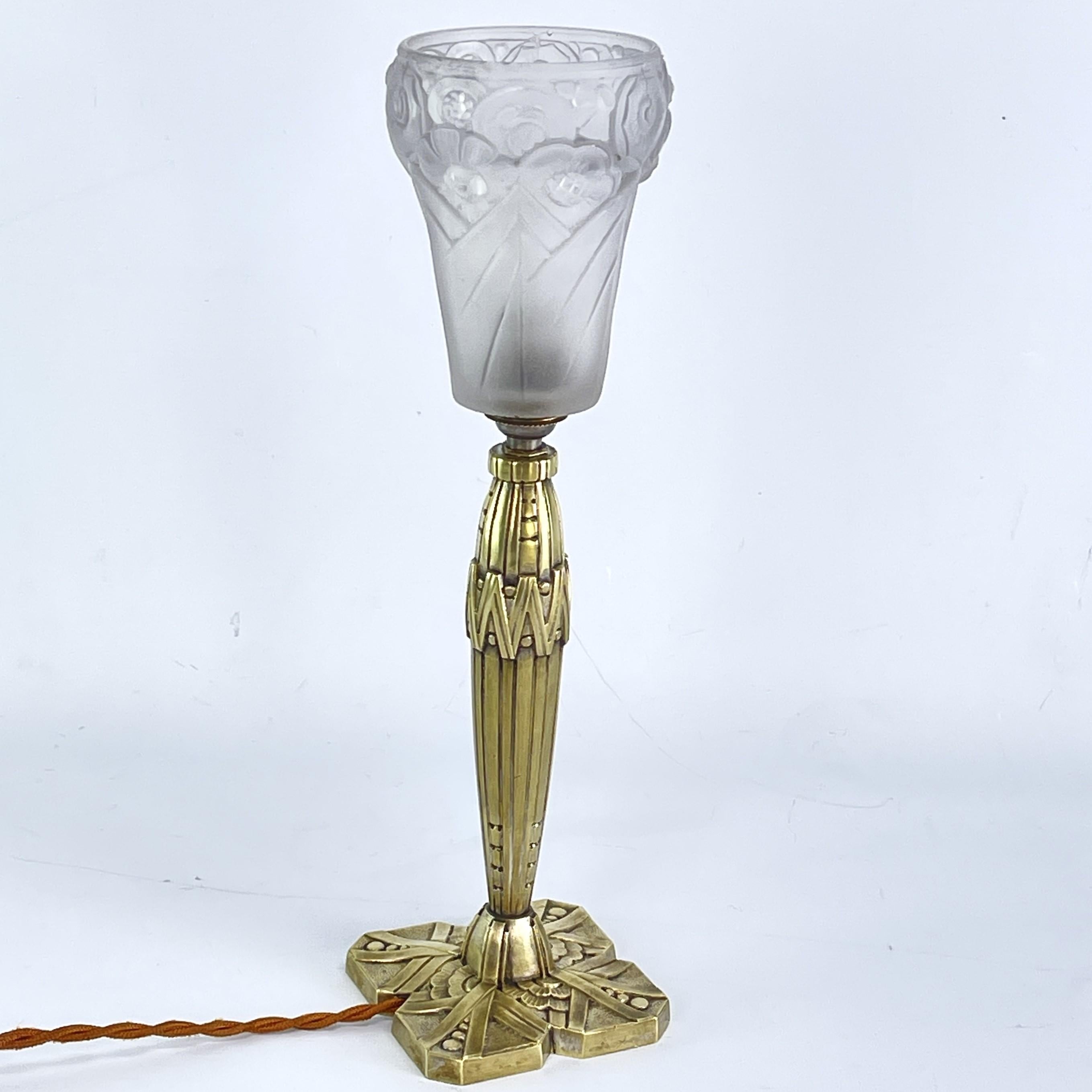 Art Deco table lamp Bronze, 1930s

This table lamp impresses with its simple and functional Art Deco design. The lamp is an absolute design classic from the ART DECO period.

The cleaned item has 1 x B22 socket and weights 1.55 kg / 3.42 lbs.
The
